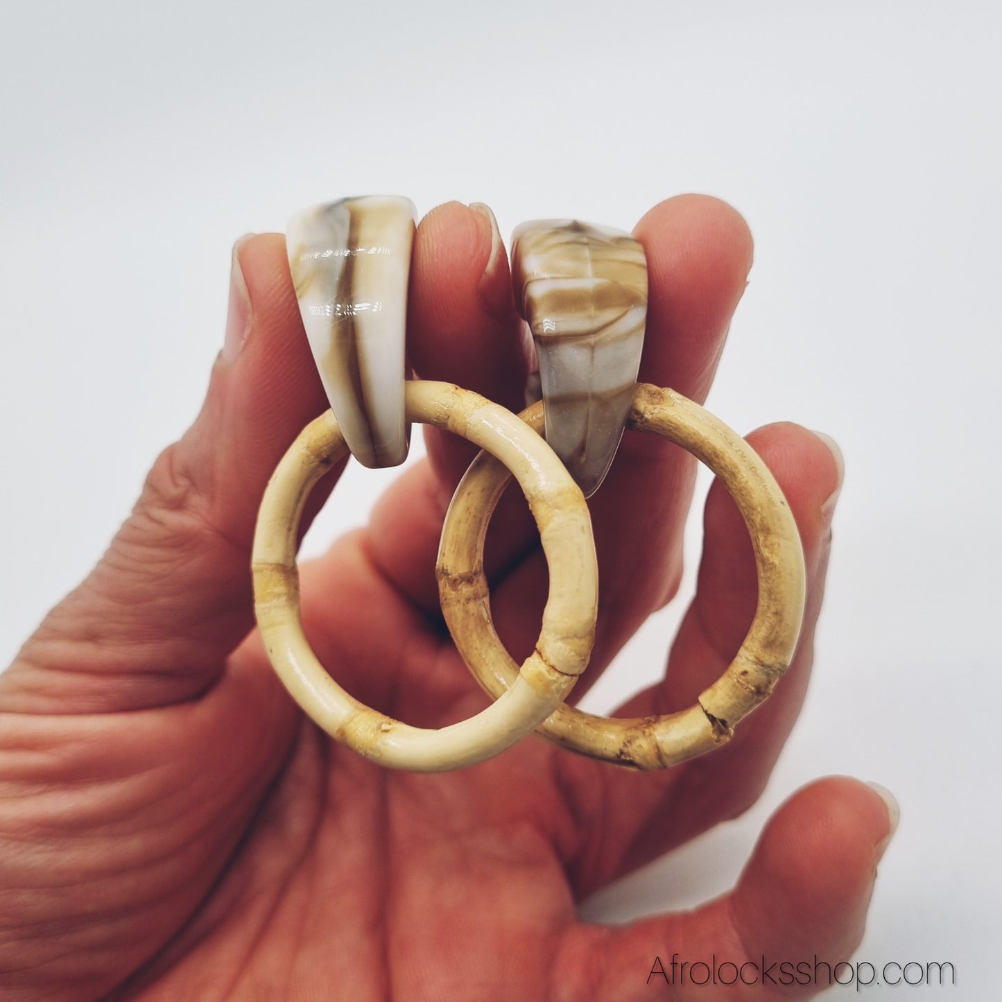 Boucles d’oreilles bambou & acrylique – créoles légères (fait main)