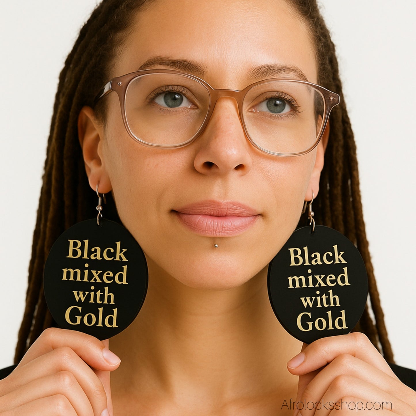 Boucles d’oreilles rondes “Black mixed with Gold” – 6 cm – fond noir & lettrage or – statement