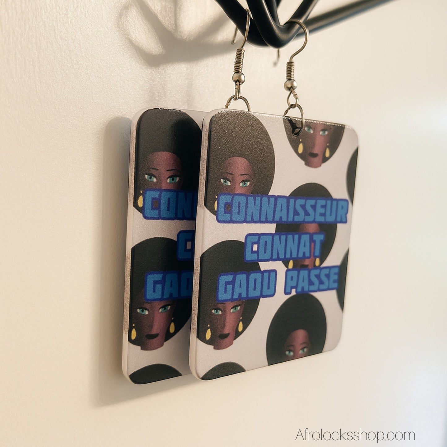 Boucles d’oreilles « Connaisseur connaît, gaou passe » – bois 6×5 cm – recto-verso – mini-séries