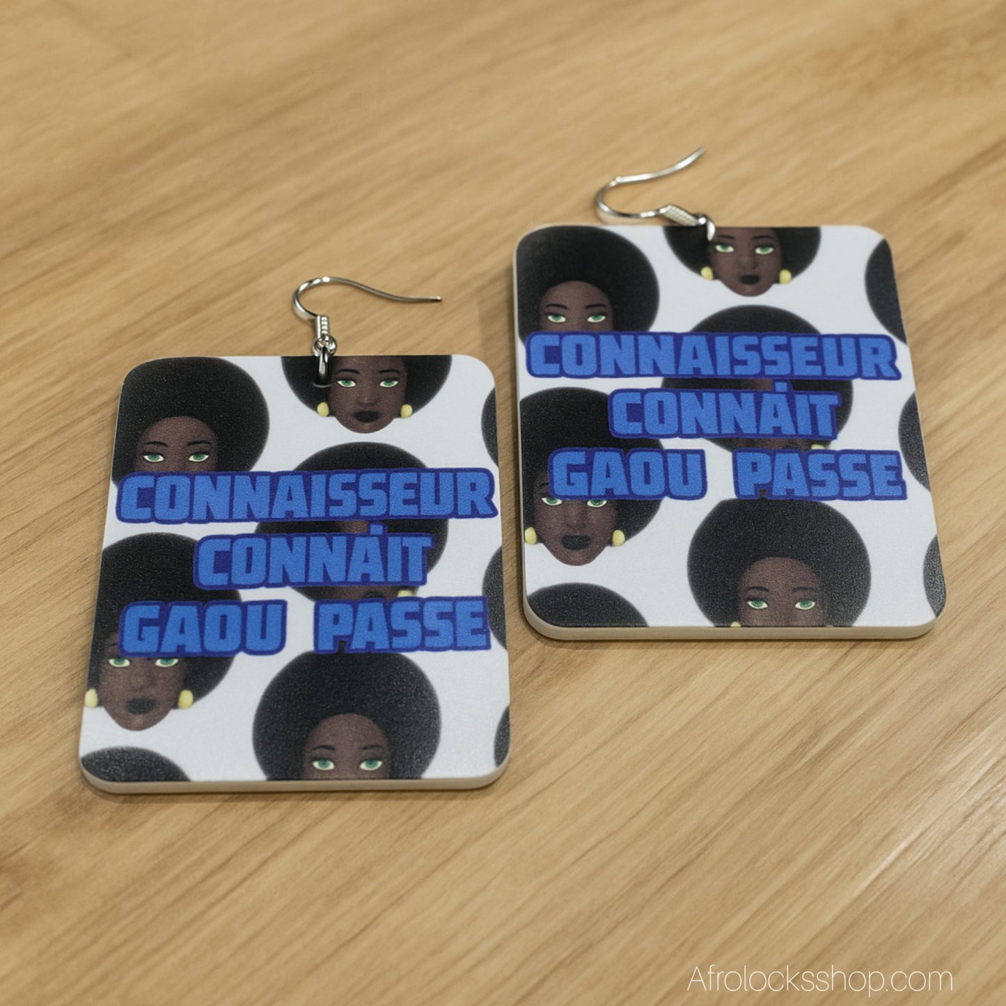 Boucles d’oreilles « Connaisseur connaît, gaou passe » – bois 6×5 cm – recto-verso – mini-séries