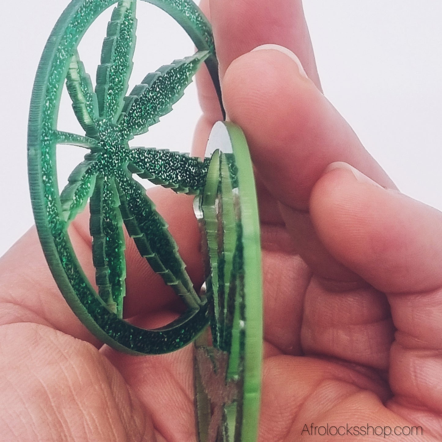 Créoles acryliques vert pailleté – 6 cm (ultra légères)