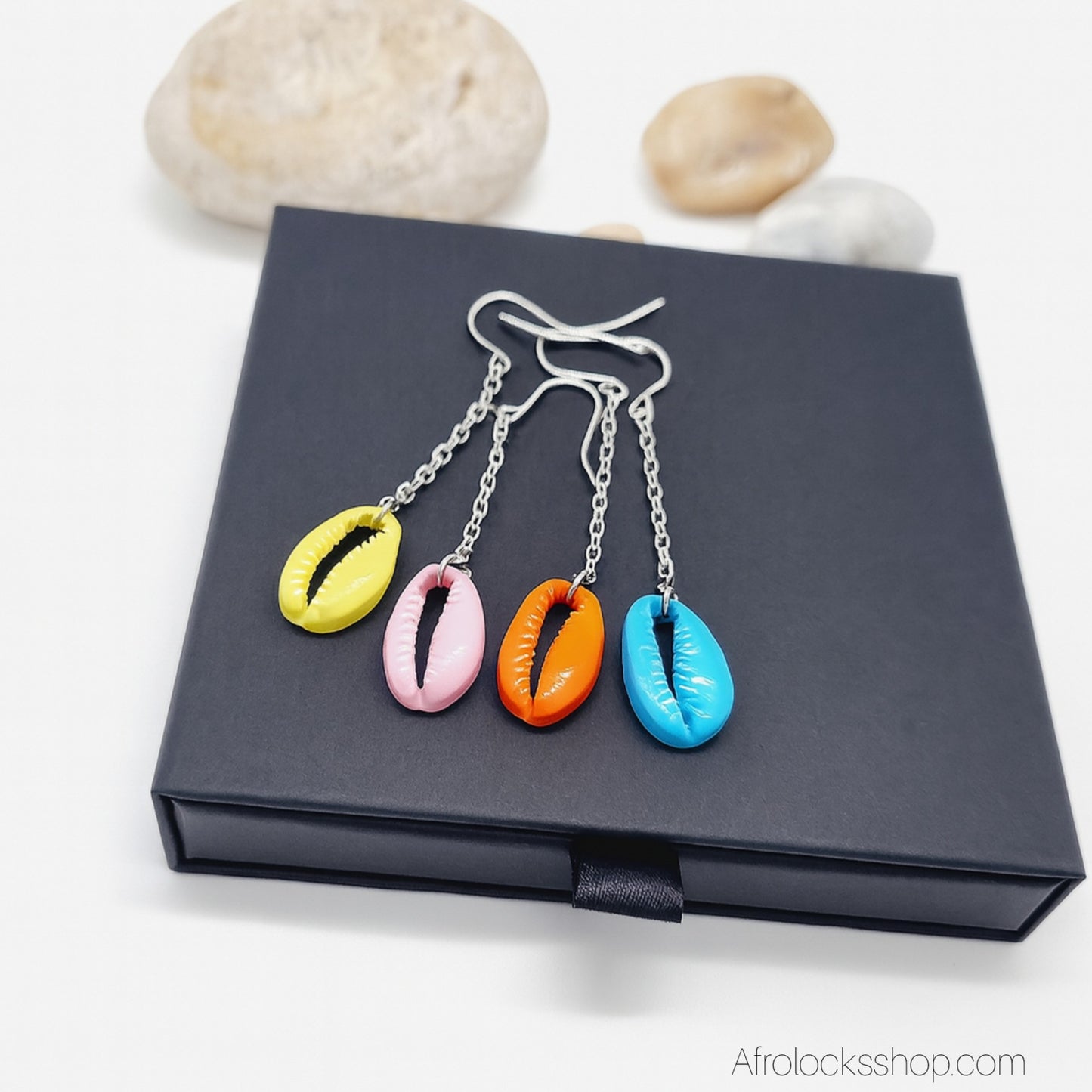 Boucles d’oreilles cauris multicolores – lot de 4 – mix & match – longueur ~6 cm