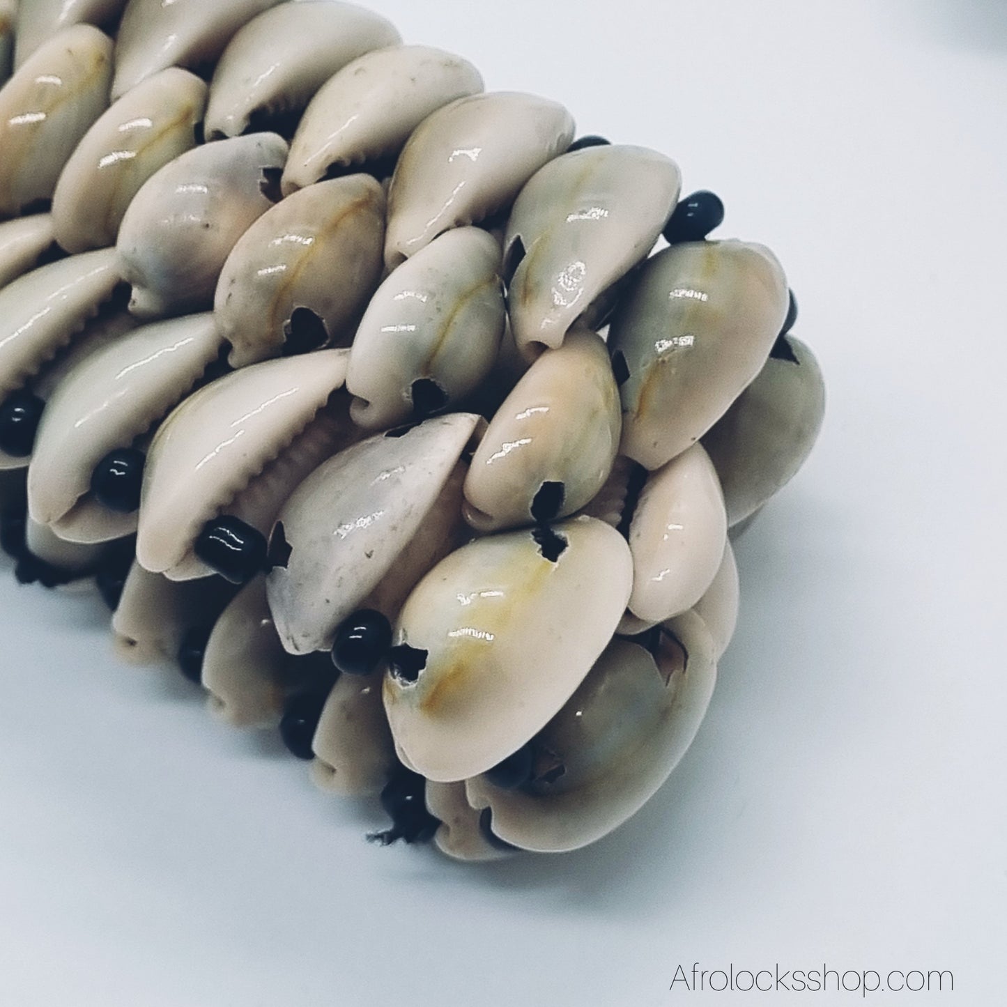 Bracelet en Cauris – Artisanat d’Afrique du Sud – Élastique Unisexe 🐚