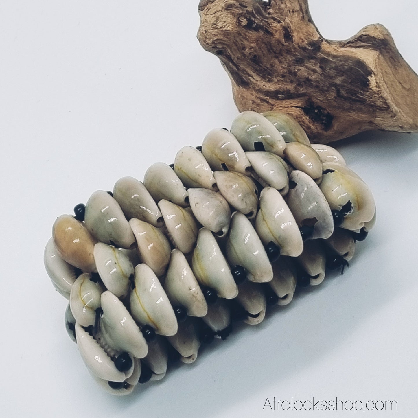 Bracelet en Cauris – Artisanat d’Afrique du Sud – Élastique Unisexe 🐚