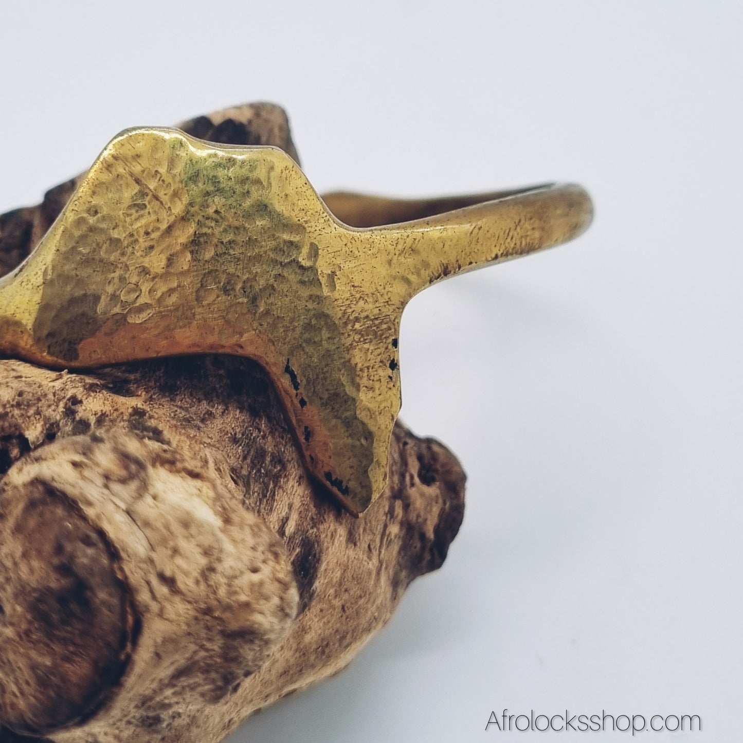 Bracelet “Carte d’Afrique” en cuivre — rigide, ajustable S-M, fait main au Kenya