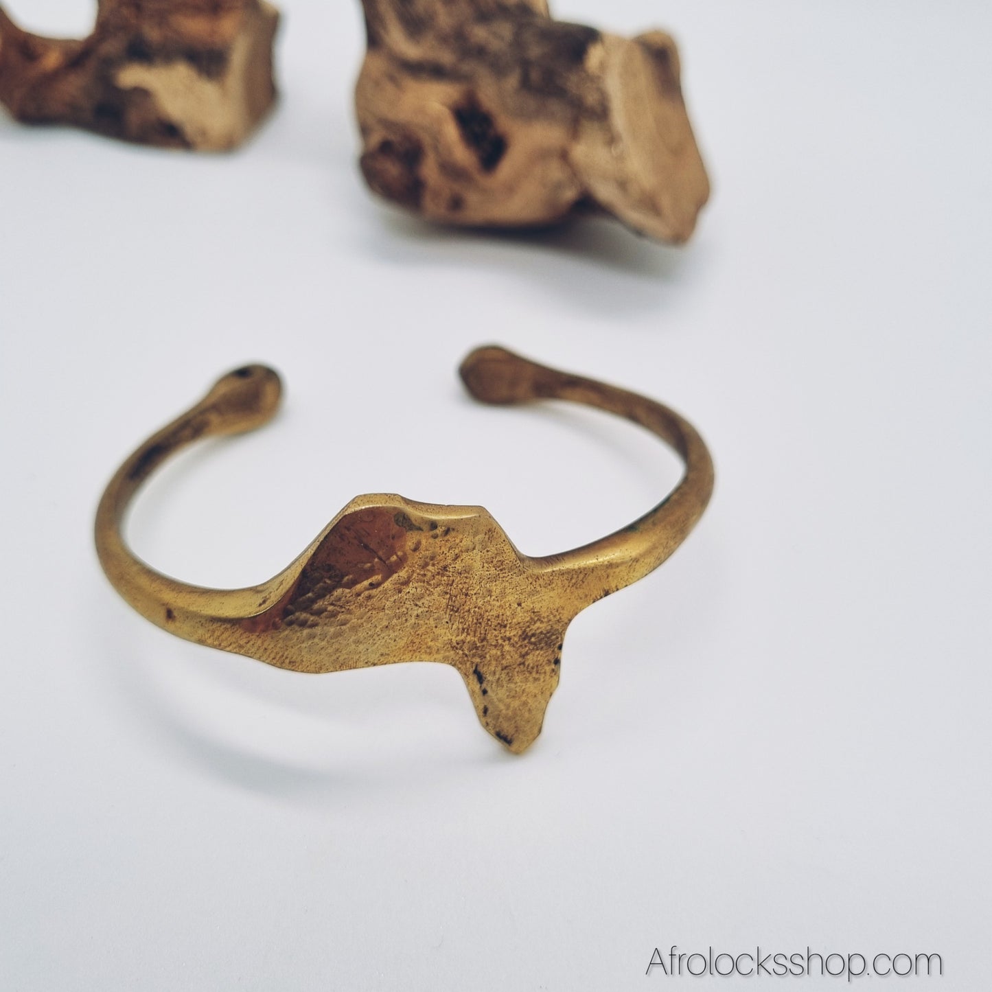 Bracelet “Carte d’Afrique” en cuivre — rigide, ajustable S-M, fait main au Kenya