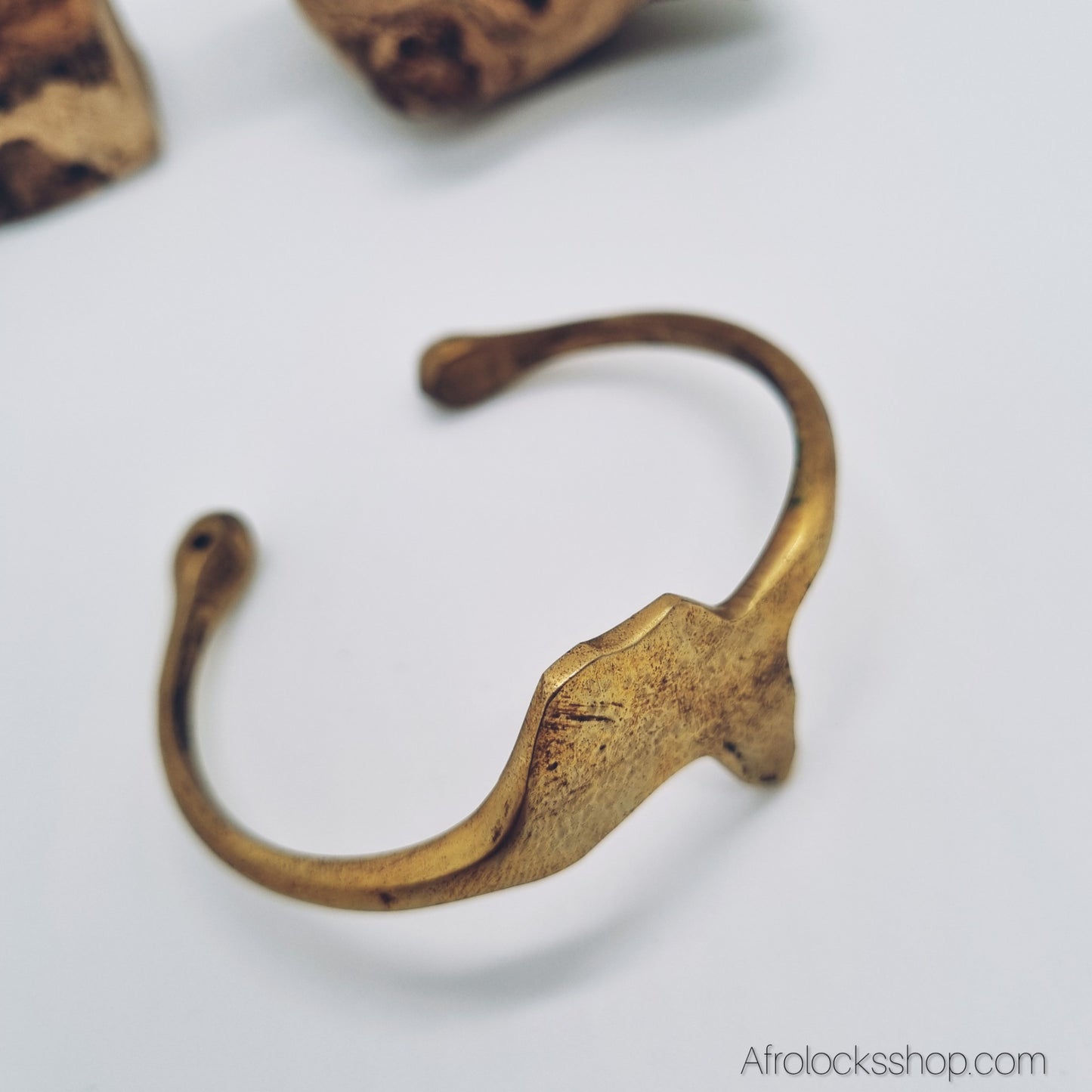 Bracelet “Carte d’Afrique” en cuivre — rigide, ajustable S-M, fait main au Kenya