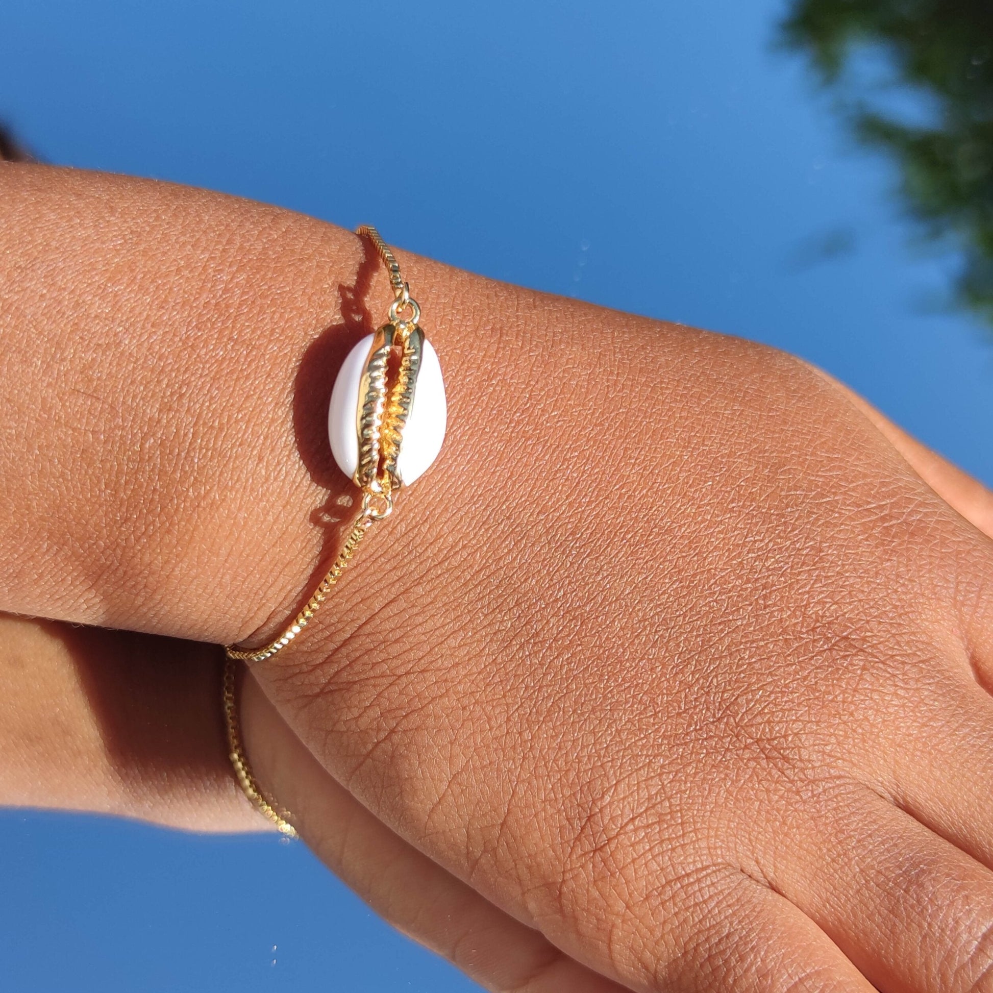 Chaîne de poignet cauri liseré or - doré minimaliste fin délicat taille ajustable