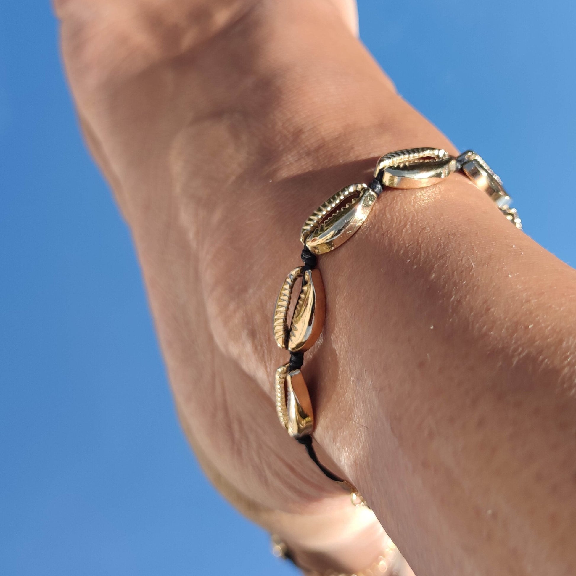 Bracelet cheville poignet - multi-rangs perles de coquillages cauris bijou ethnique