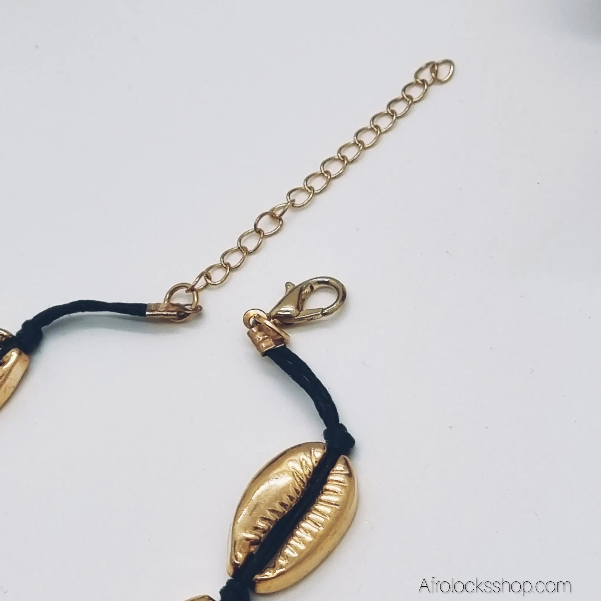 Bracelet_cauris_dores_sur_cordon_noir_2 - Afro Locks Shop