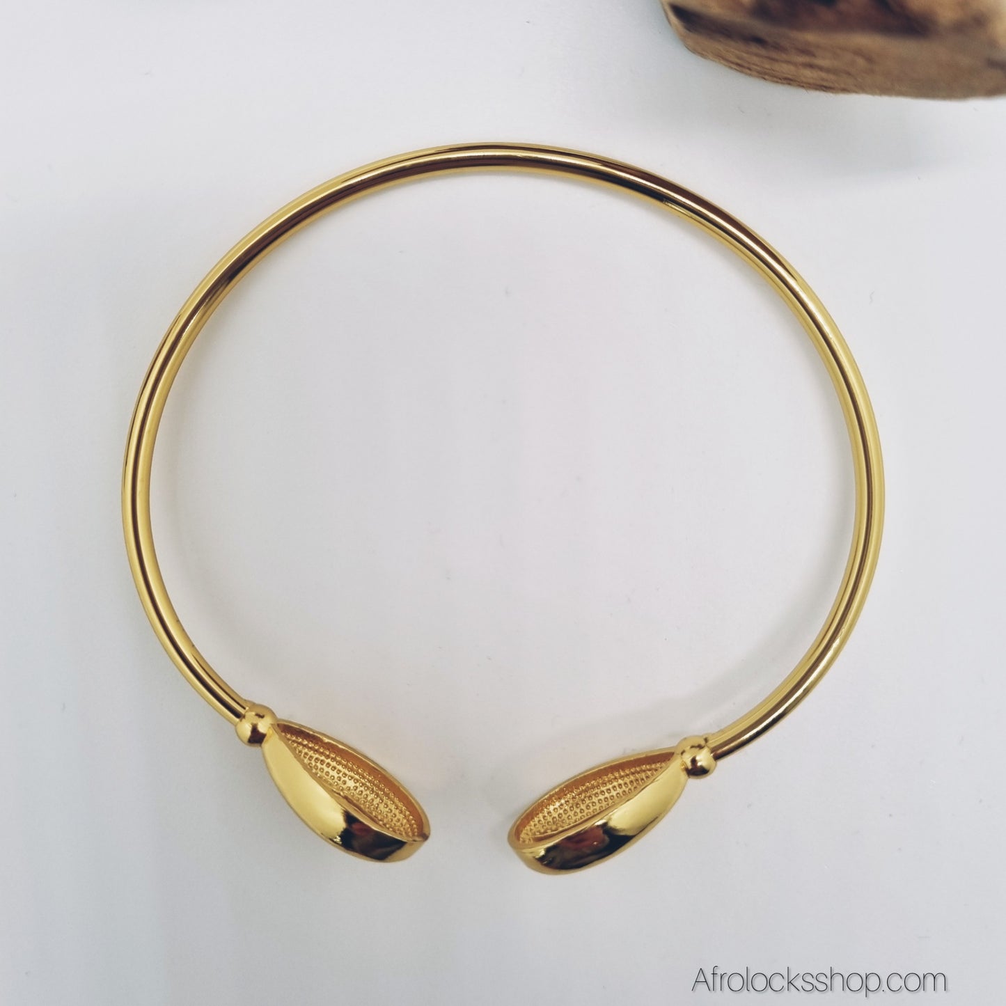 Bracelet jonc cauri plaqué or – ajustable (vendu à l’unité ou par lot de 5)