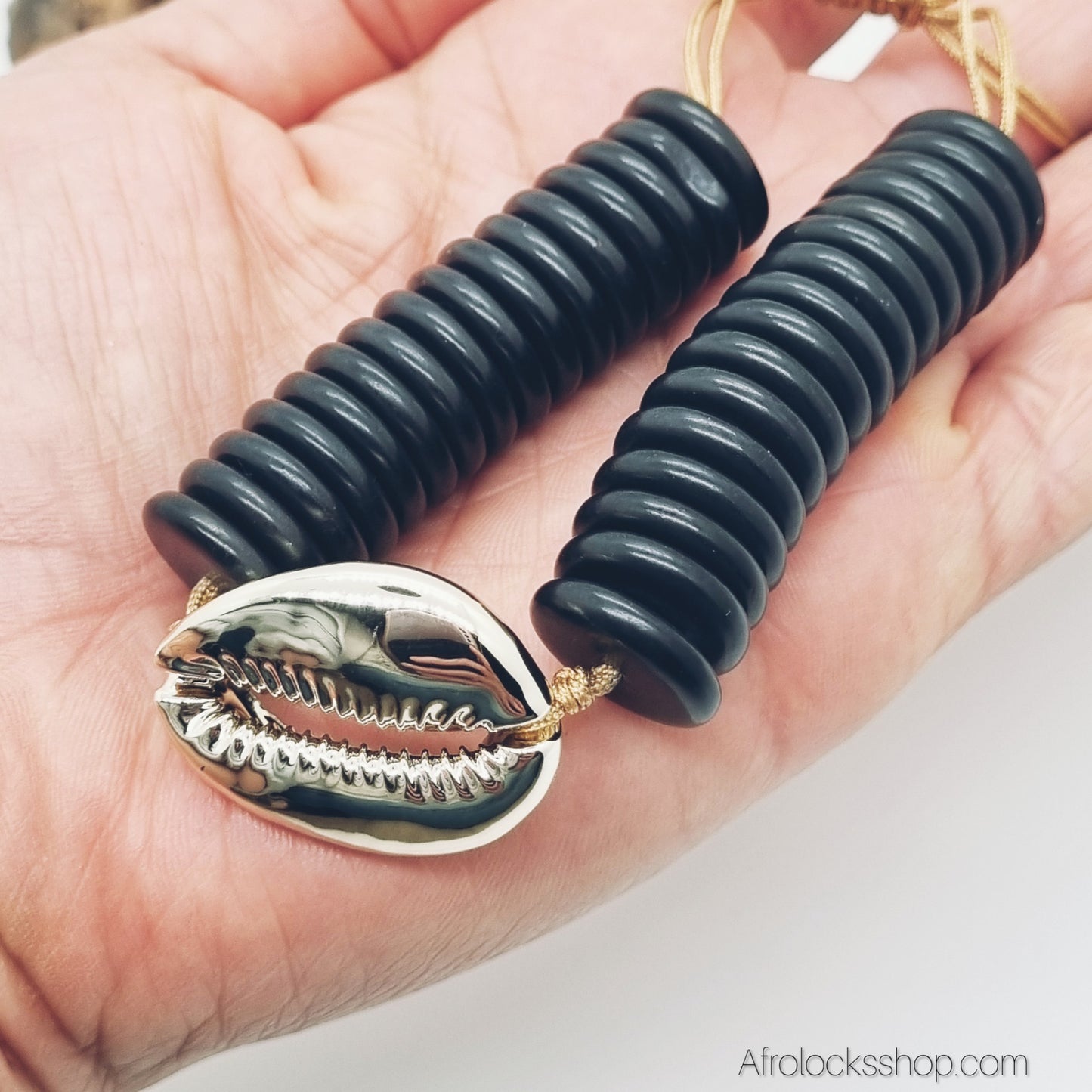 Bracelet perles disques noires & grand cauri doré (synthétique) – cordon cuir, ajustable