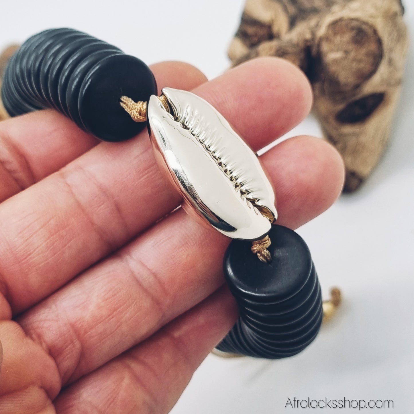 Bracelet perles disques noires & grand cauri doré (synthétique) – cordon cuir, ajustable