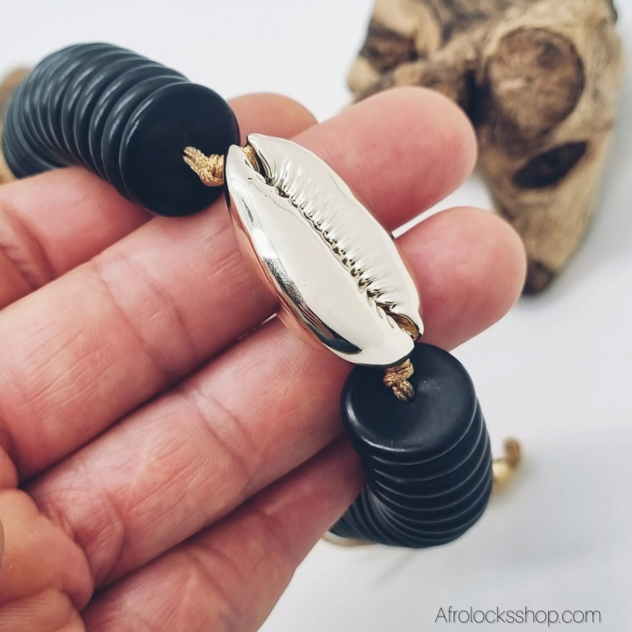Bracelet_perles_noires_cauri_synthetique_dore_2 - Afro Locks Shop