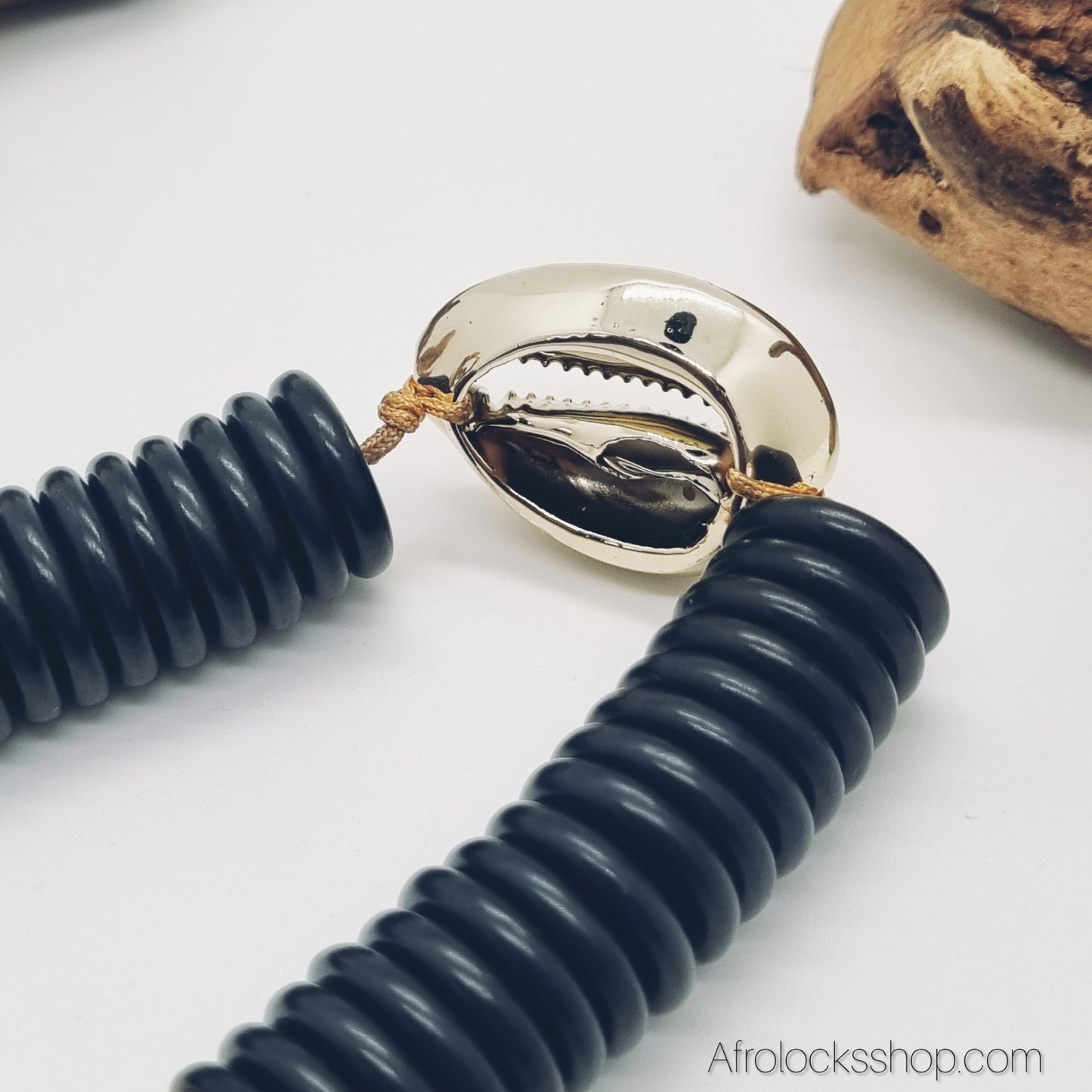 Bracelet perles disques noires & grand cauri doré (synthétique) – cordon cuir, ajustable