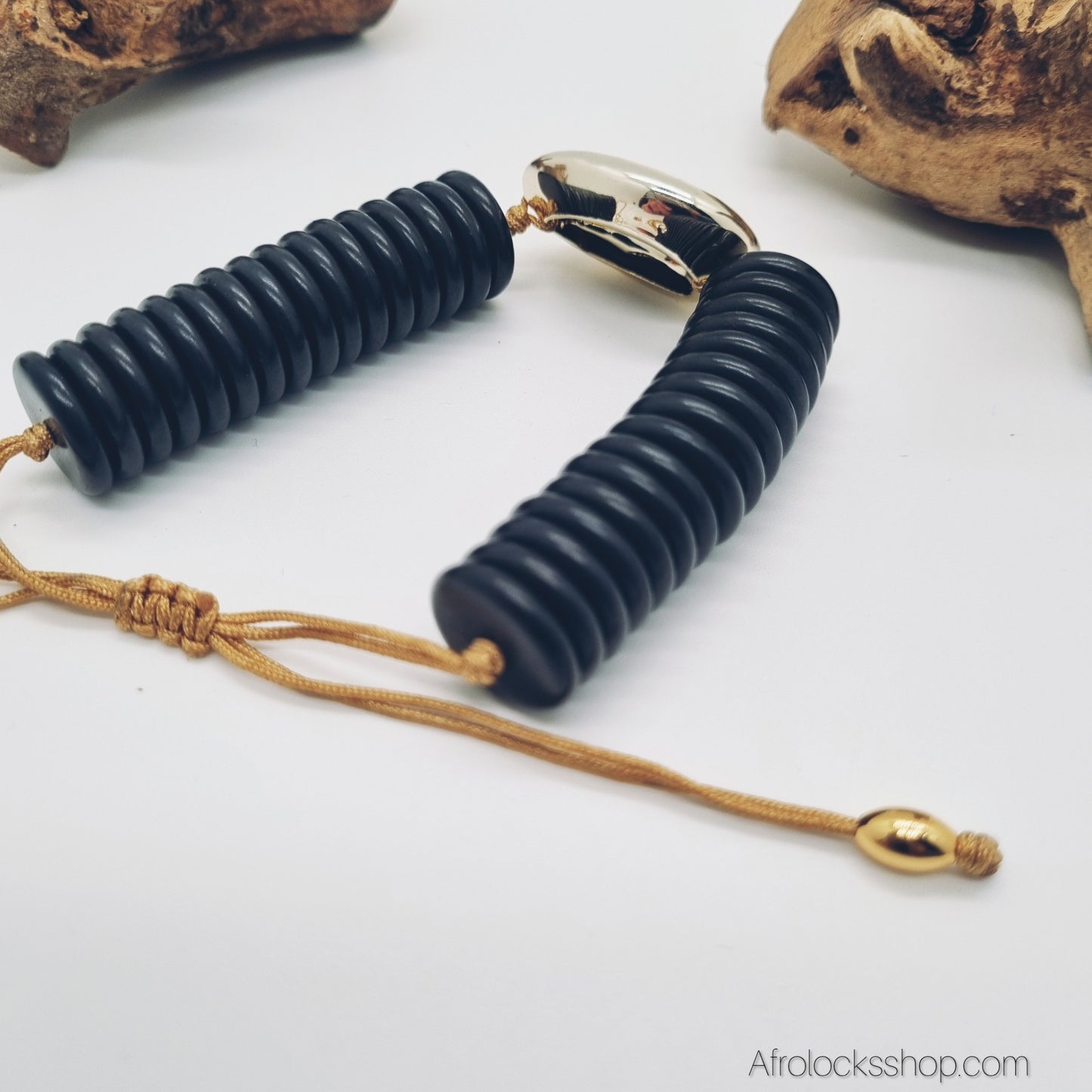 Bracelet perles disques noires & grand cauri doré (synthétique) – cordon cuir, ajustable