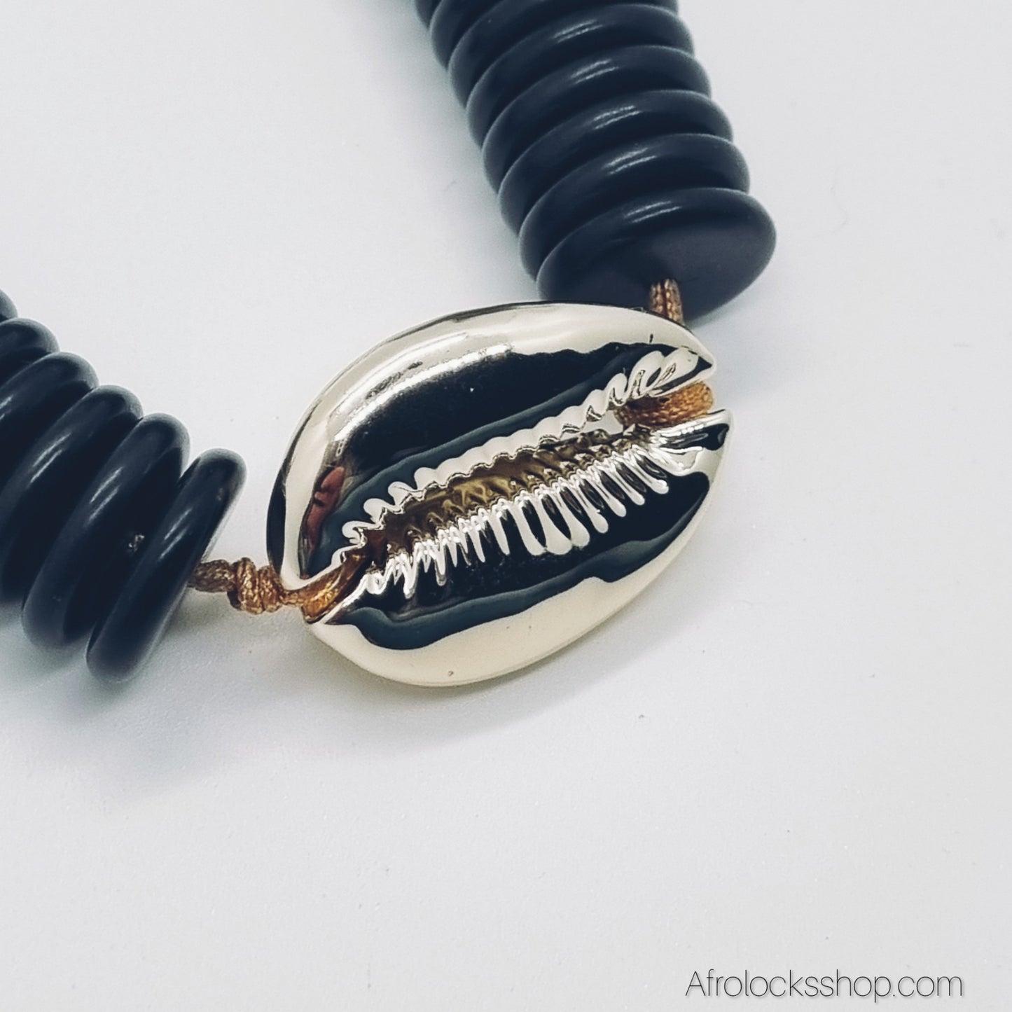 Bracelet perles disques noires & grand cauri doré (synthétique) – cordon cuir, ajustable