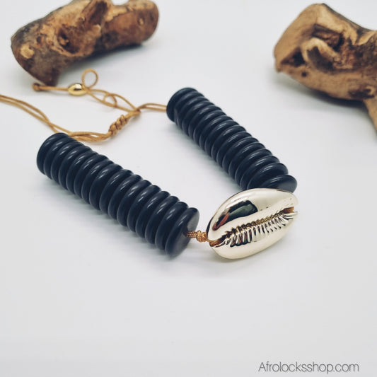 Bracelet perles disques noires & grand cauri doré (synthétique) – cordon cuir, ajustable
