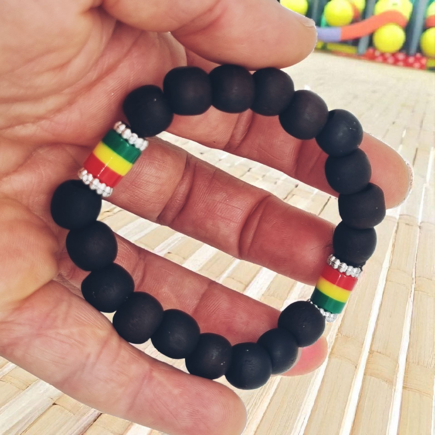 Bracelet Rasta – perles noires & tubes ❤️💛💚 avec strass – élastiqué (unisexe)