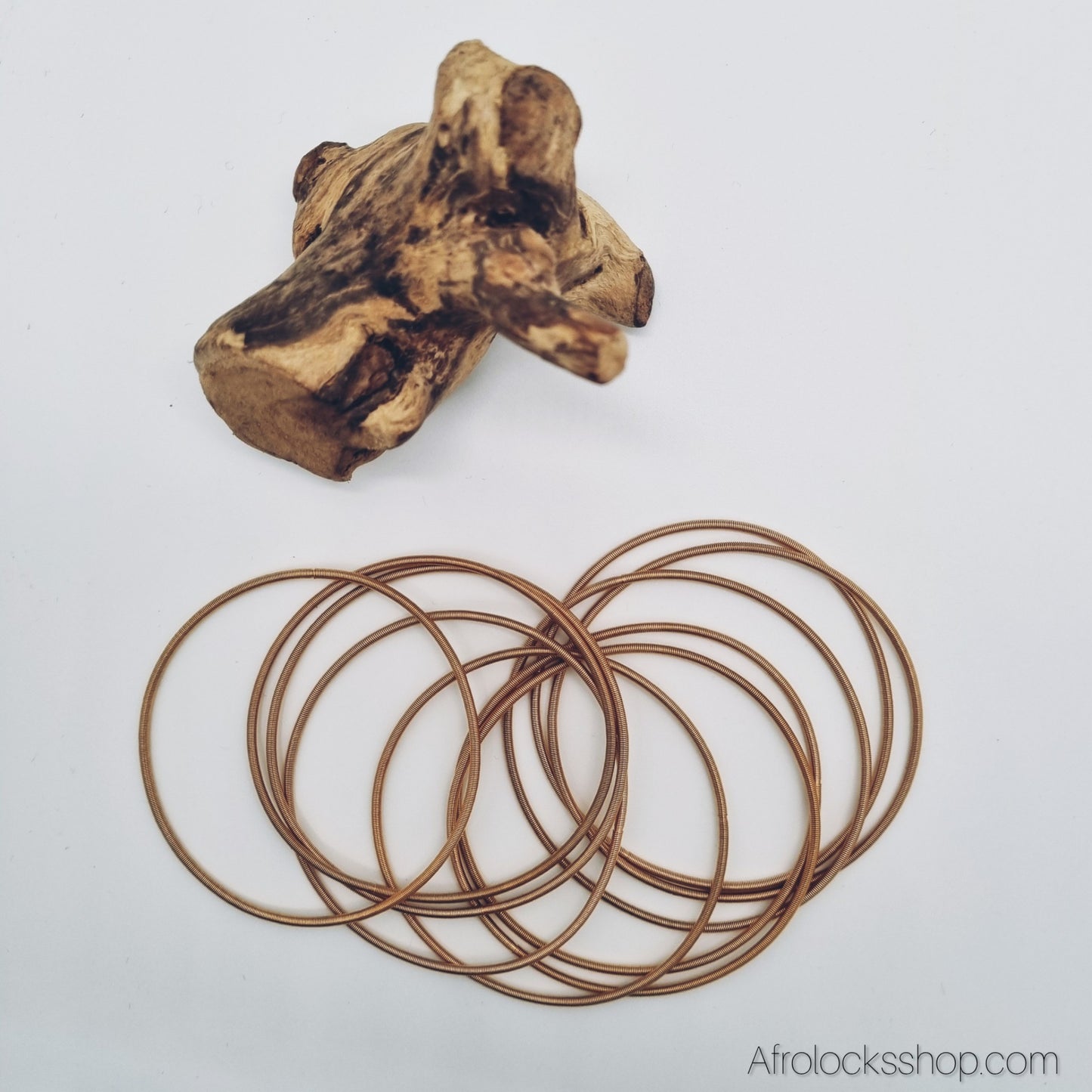 Set de 10 bracelets ressort dorés – acier inox, style cordes de guitare (taille unique extensible)