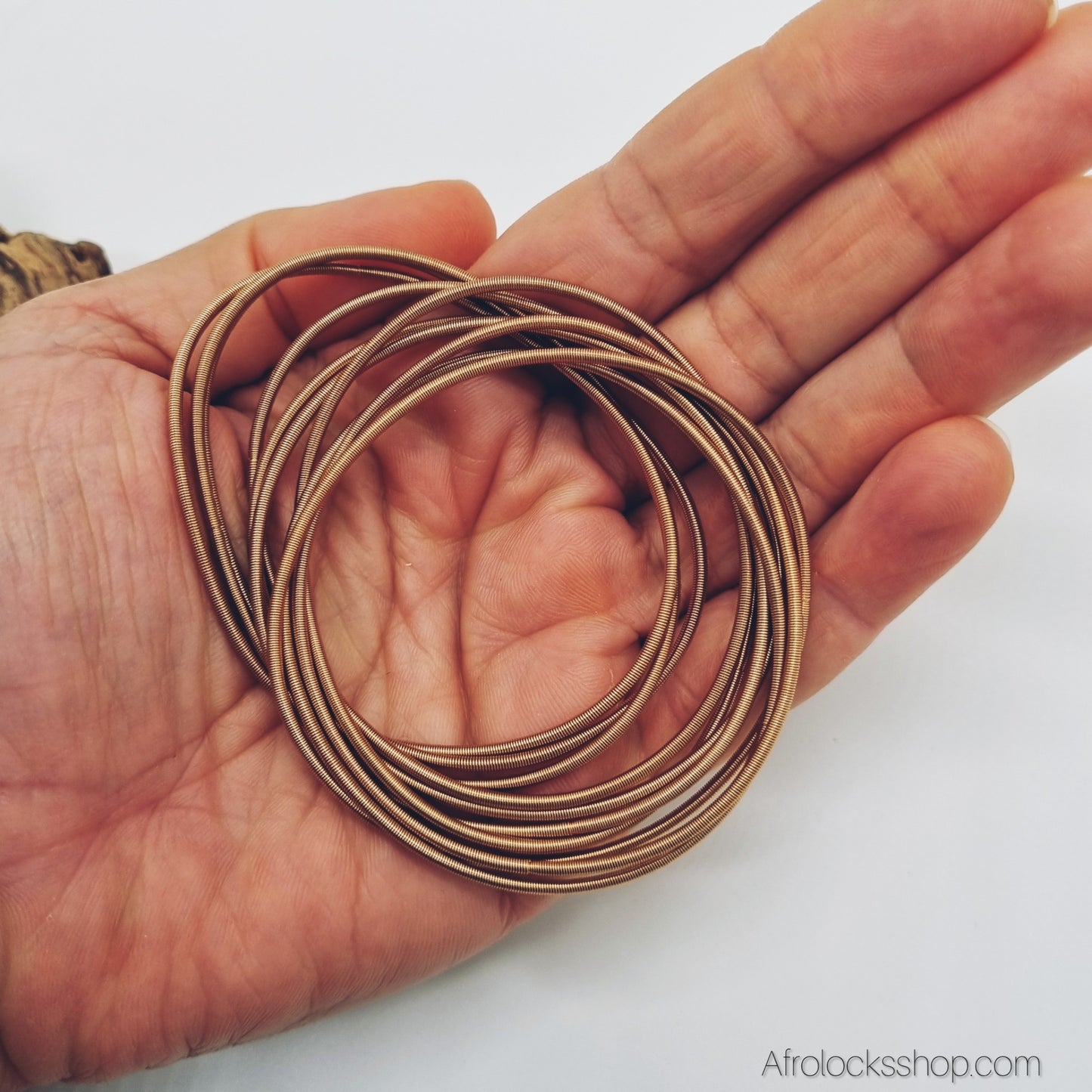 Set de 10 bracelets ressort dorés – acier inox, style cordes de guitare (taille unique extensible)