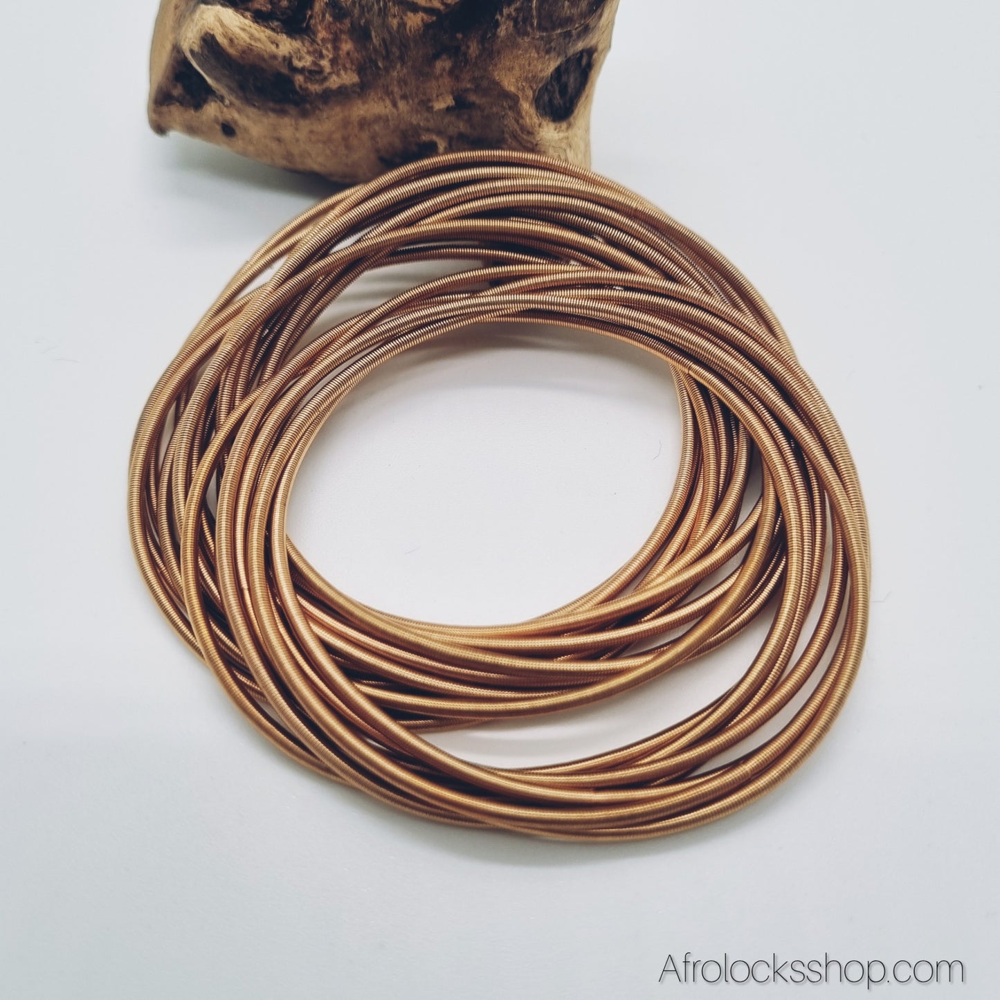 Set de 10 bracelets ressort dorés – acier inox, style cordes de guitare (taille unique extensible)