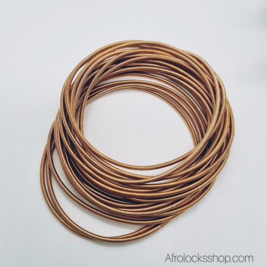 Set de 10 bracelets ressort dorés – acier inox, style cordes de guitare (taille unique extensible)