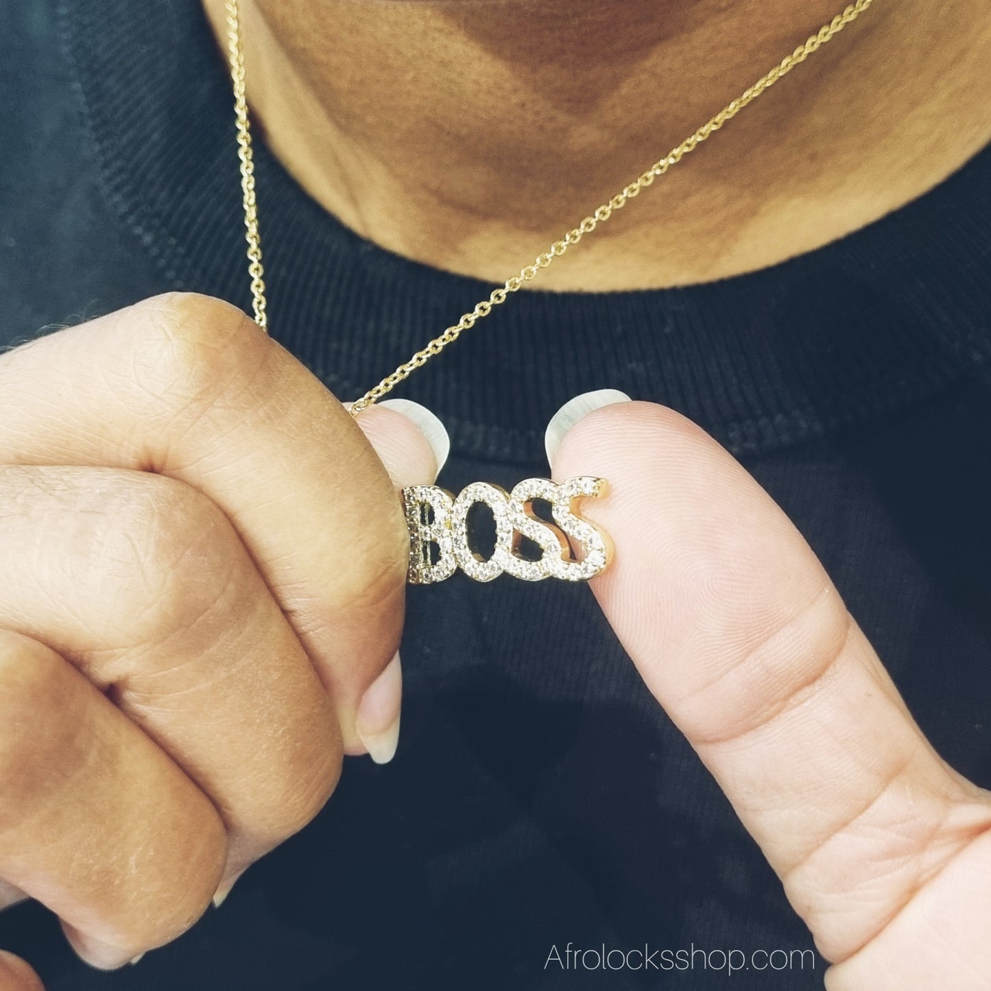 Collier BOSS ✨ – acier inoxydable doré + chaîne 50 cm