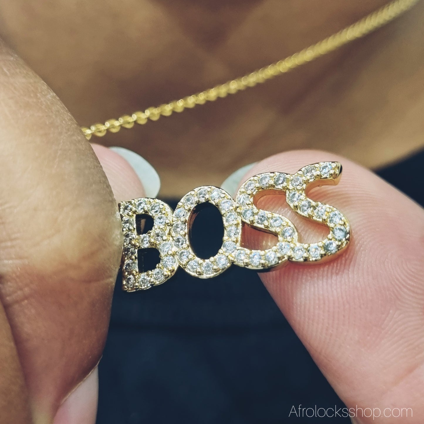 Collier BOSS ✨ – acier inoxydable doré + chaîne 50 cm