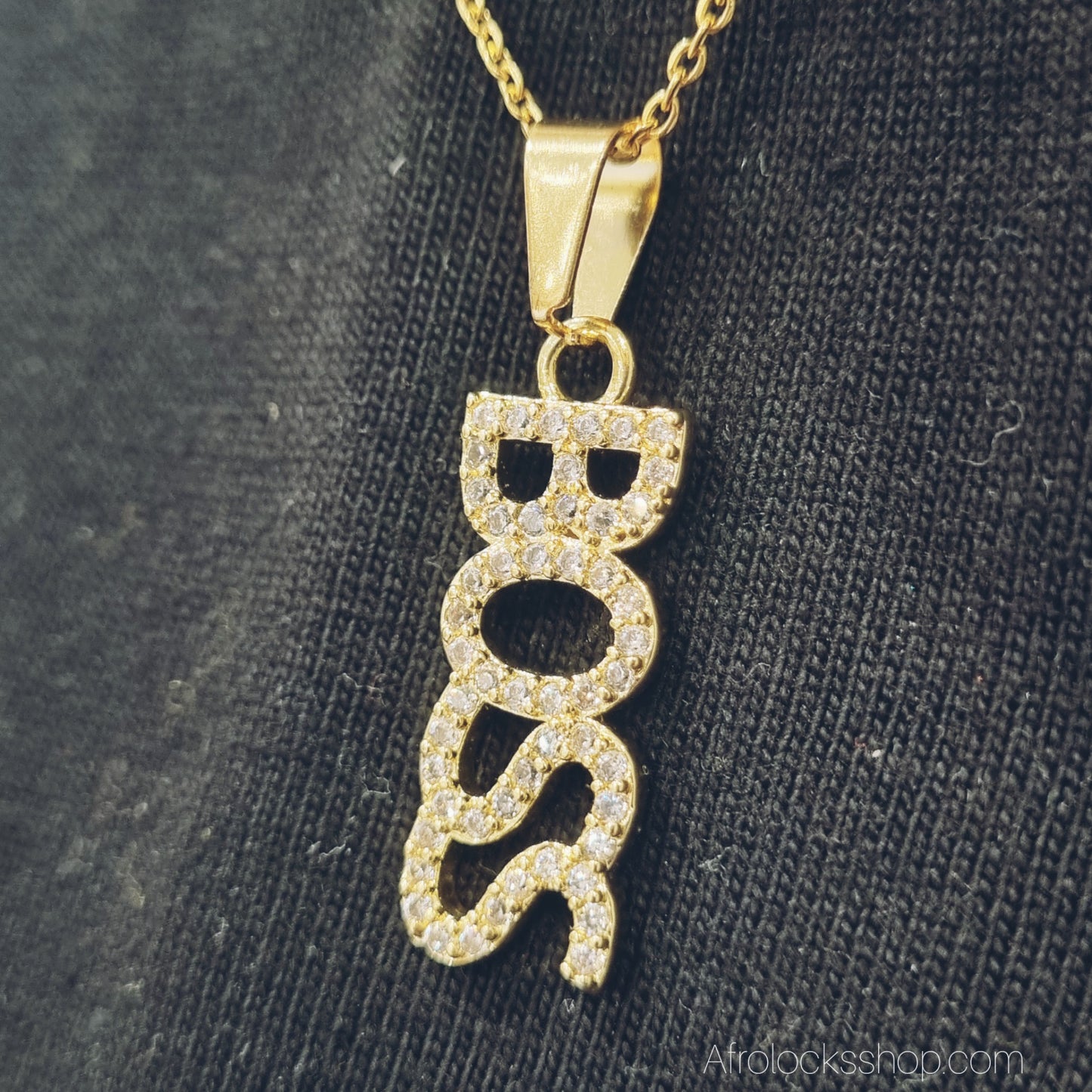 Collier BOSS ✨ – acier inoxydable doré + chaîne 50 cm