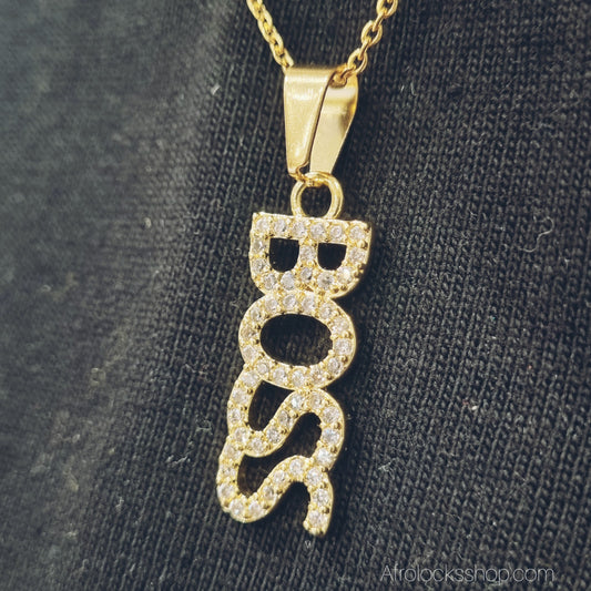 Collier BOSS ✨ – acier inoxydable doré + chaîne 50 cm