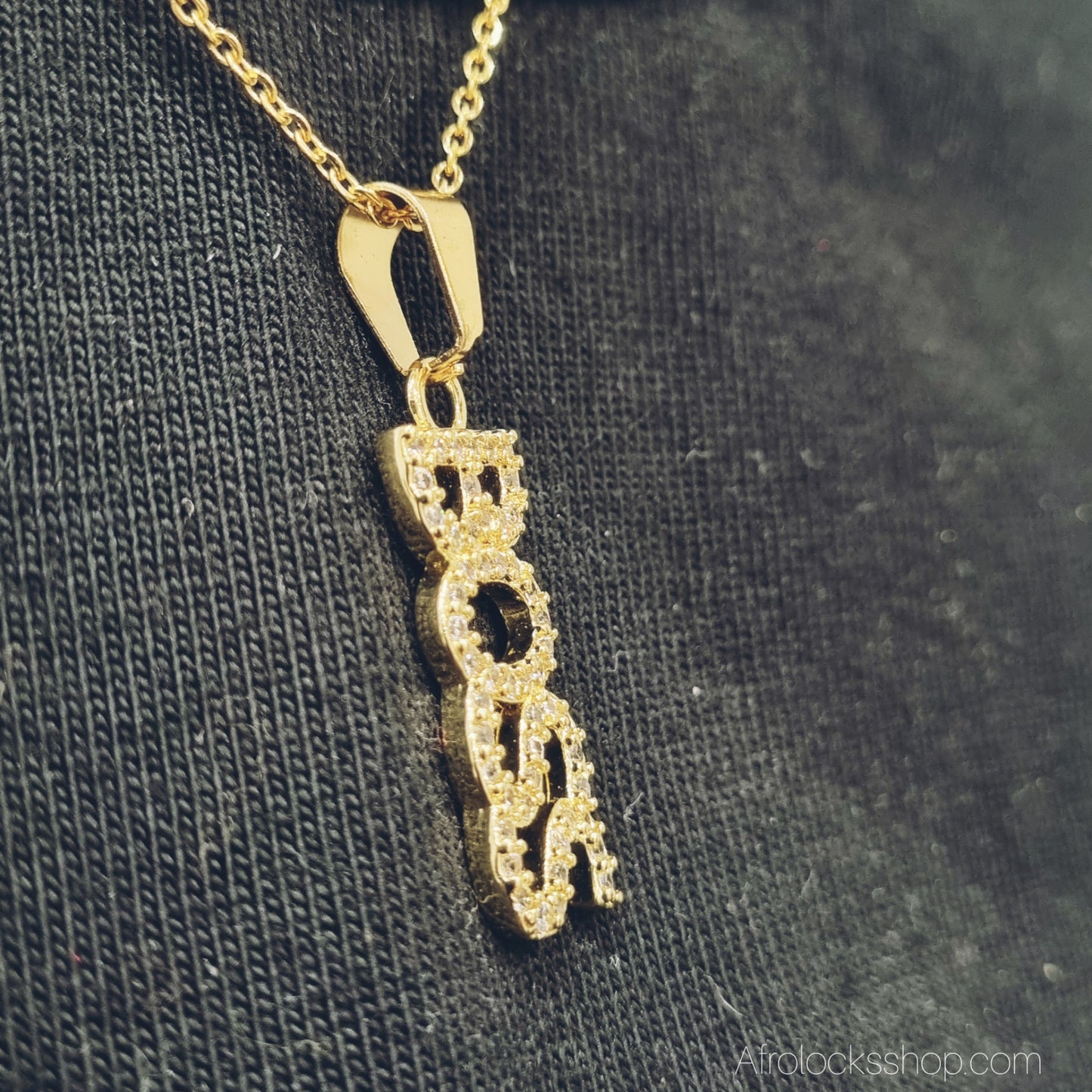 Collier BOSS ✨ – acier inoxydable doré + chaîne 50 cm