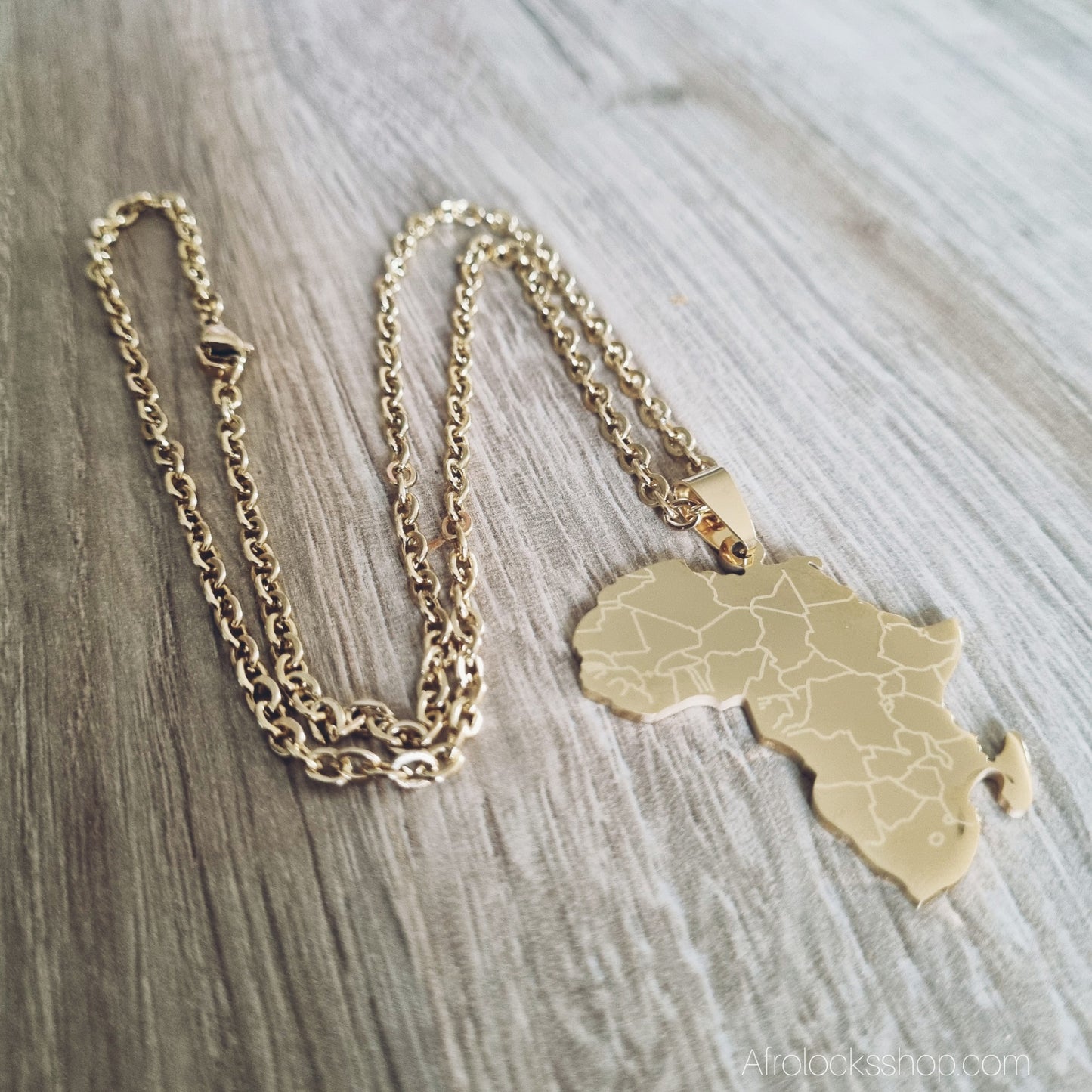 Collier Afrique–Madagascar doré – acier inoxydable gravé des pays – chaîne 50 cm