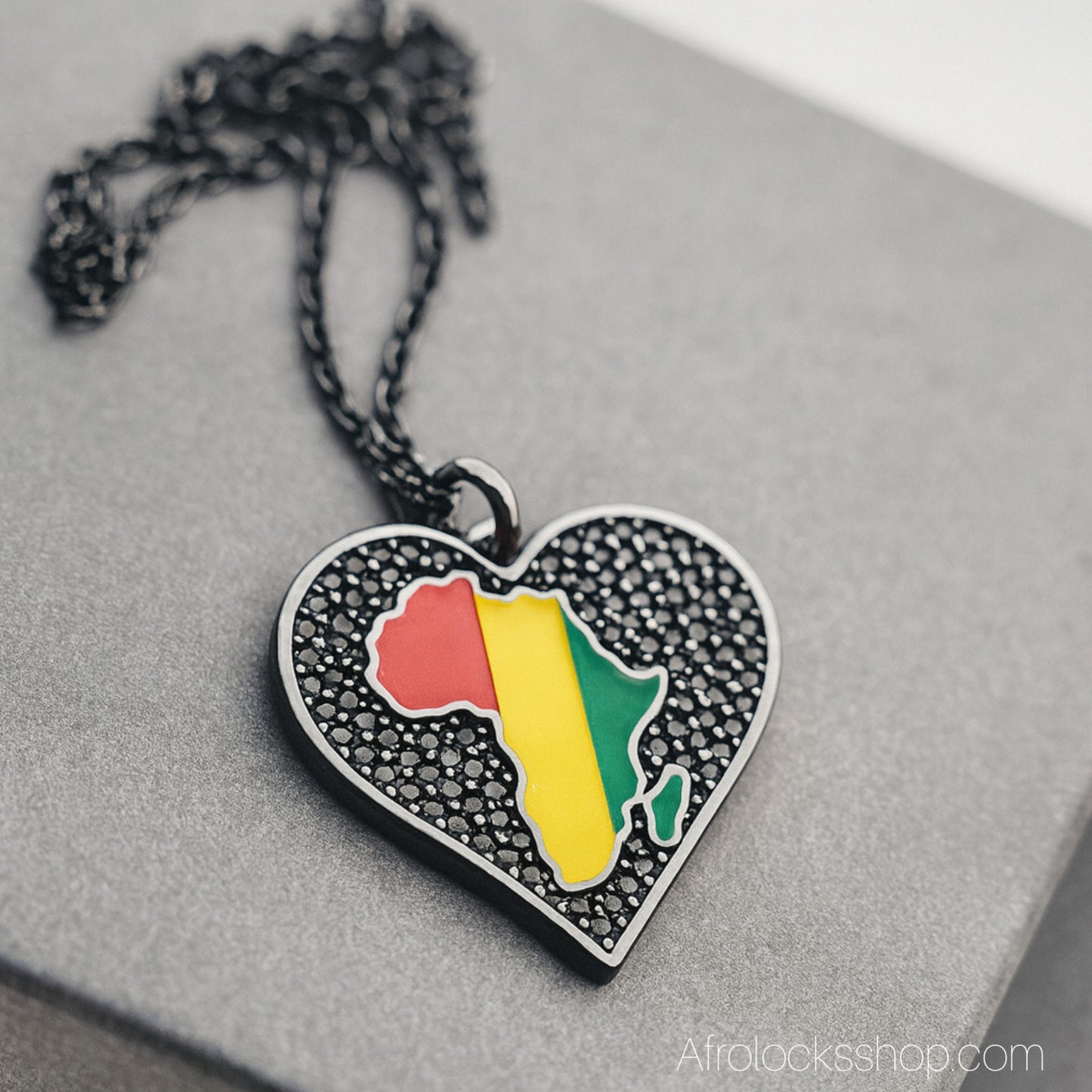 Collier Premium – Cœur Noir & Afrique Tricolore 💚💛❤️ – Acier Inoxydable & Zirconium (50 cm)