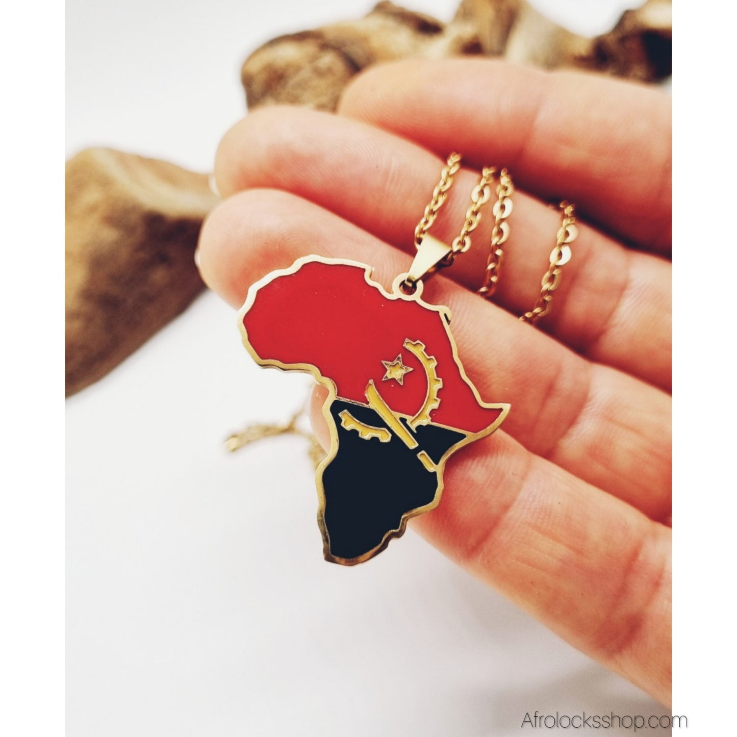 Collier carte d’Afrique – Angola 🇦🇴 en acier inoxydable 316L (chaîne 50 cm)