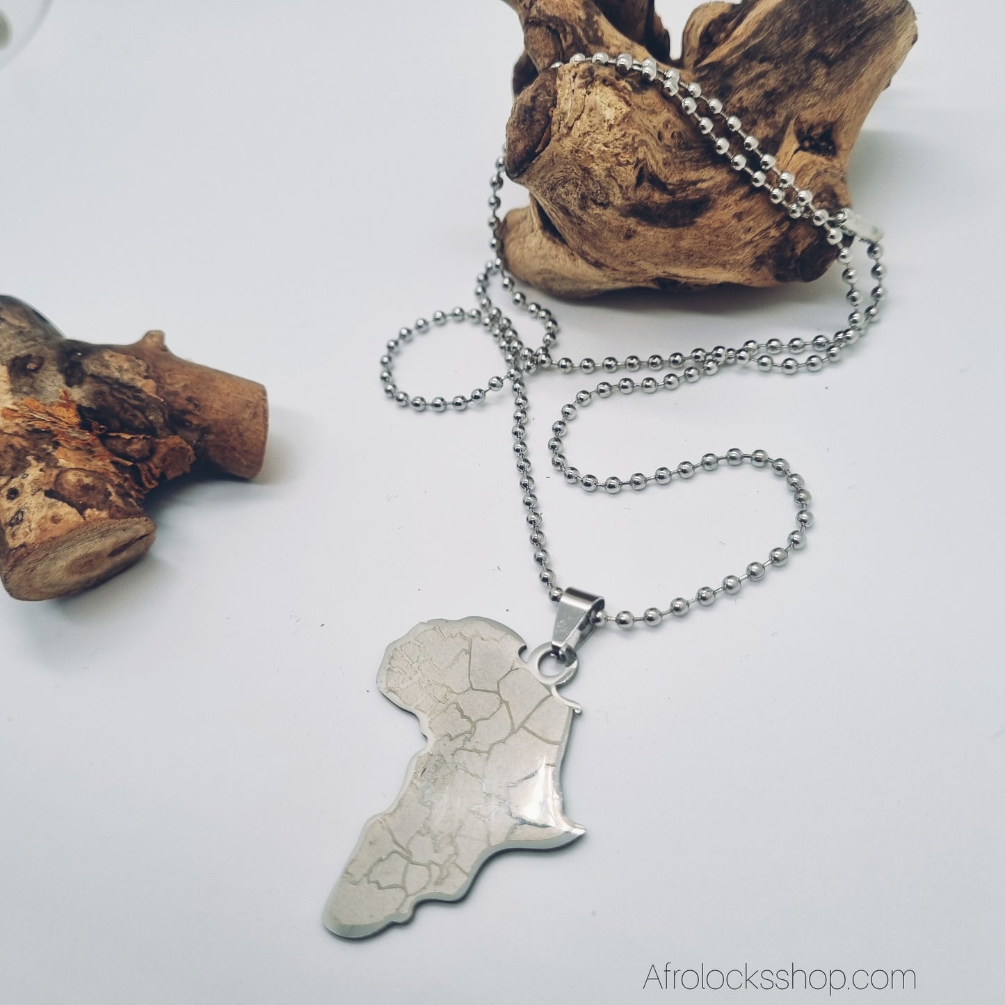 Collier Carte d’Afrique – Acier inoxydable 316L (chaîne billes 60 cm) 🌍