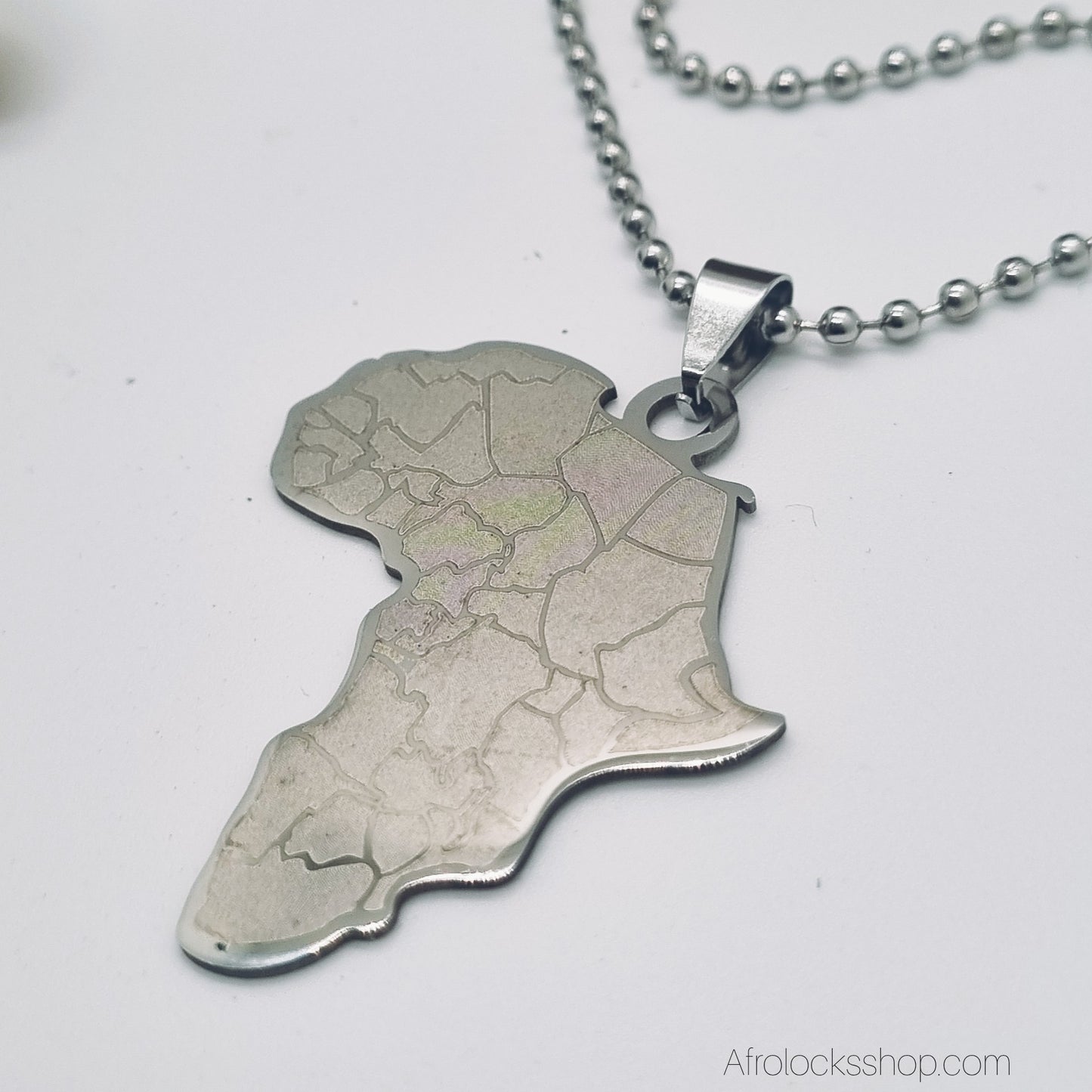 Collier Carte d’Afrique – Acier inoxydable 316L (chaîne billes 60 cm) 🌍