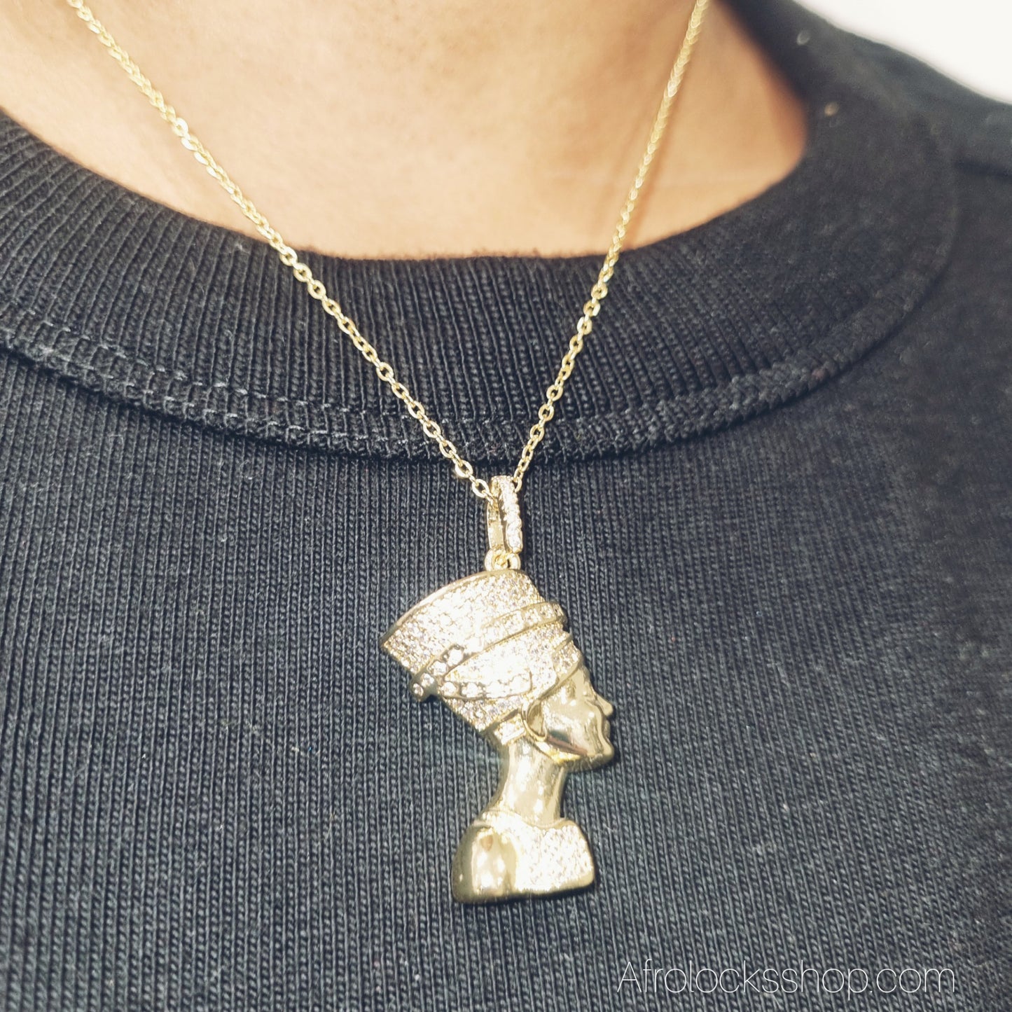 Collier Nefertiti – acier inoxydable & zirconium – chaîne 50 cm, pendentif 2×4 cm (doré)