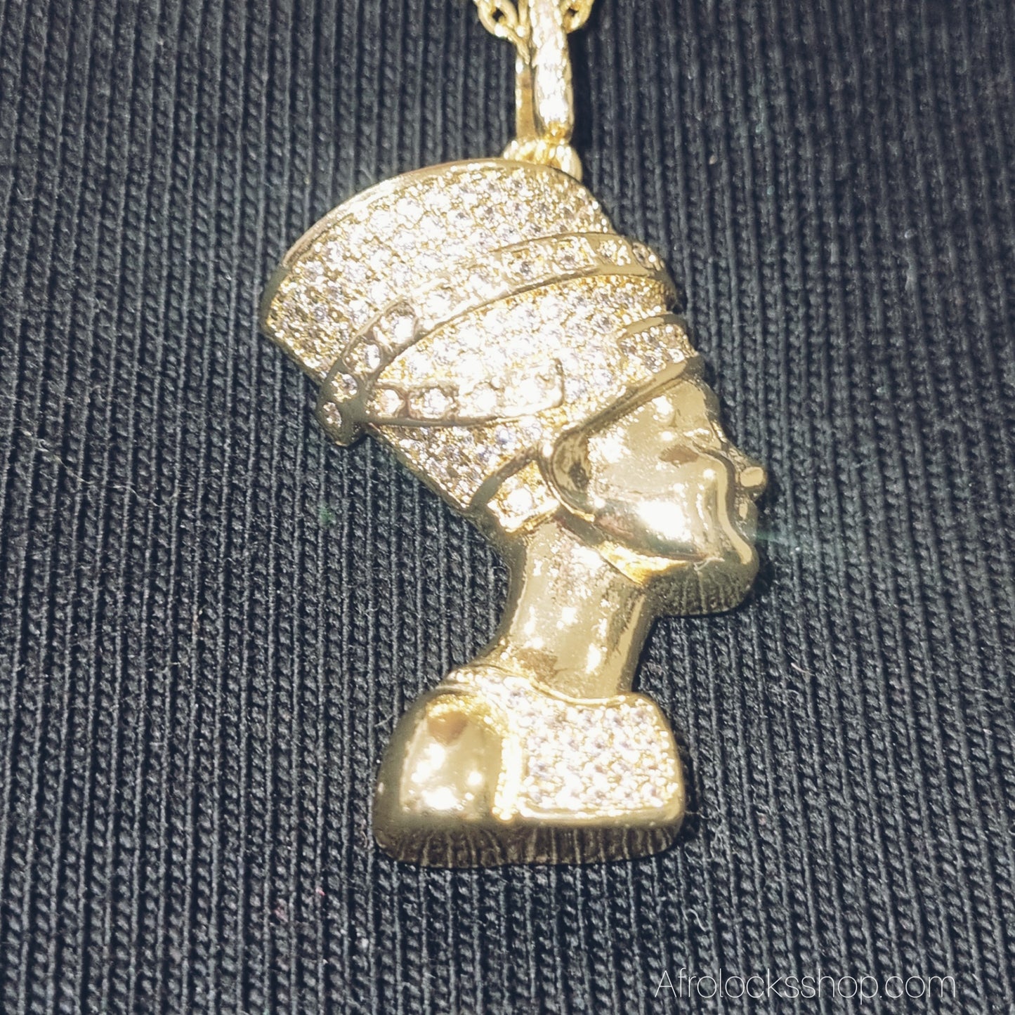 Collier Nefertiti – acier inoxydable & zirconium – chaîne 50 cm, pendentif 2×4 cm (doré)