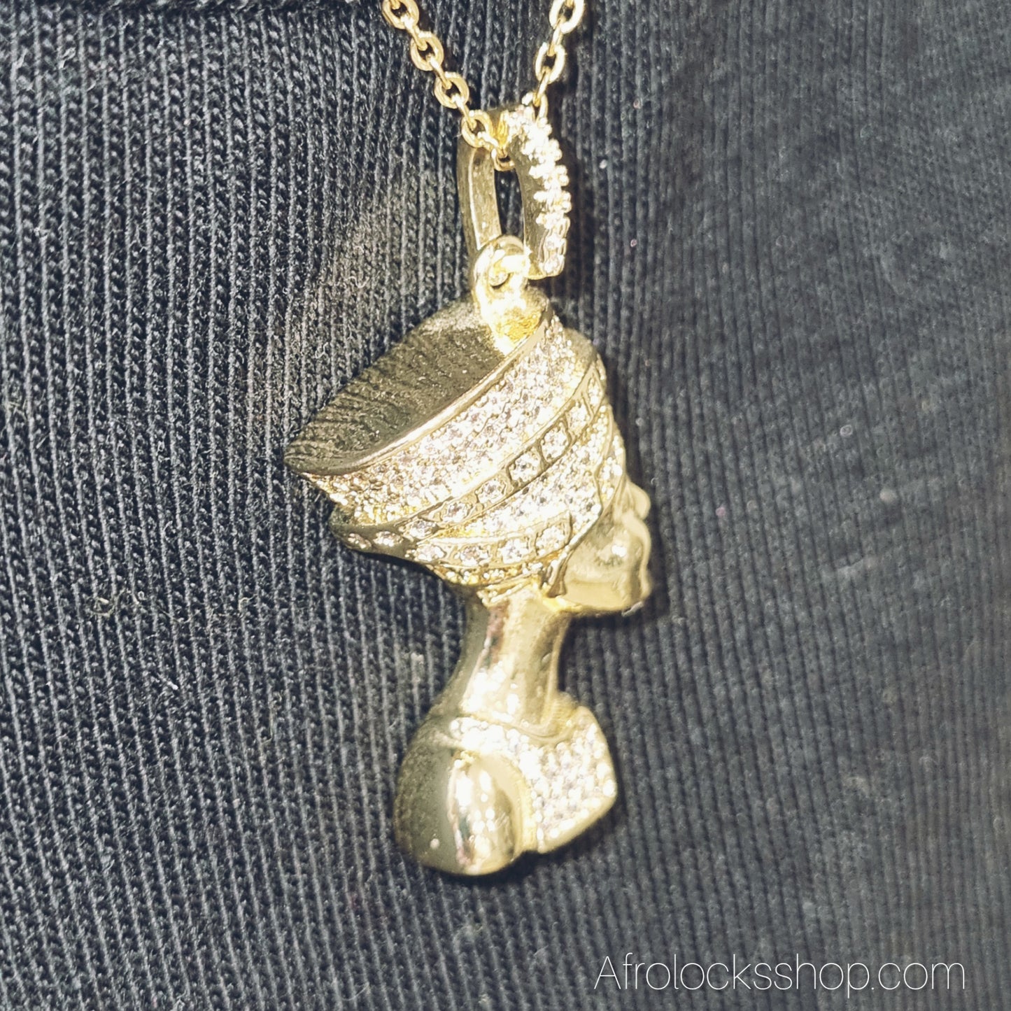 Collier Nefertiti – acier inoxydable & zirconium – chaîne 50 cm, pendentif 2×4 cm (doré)