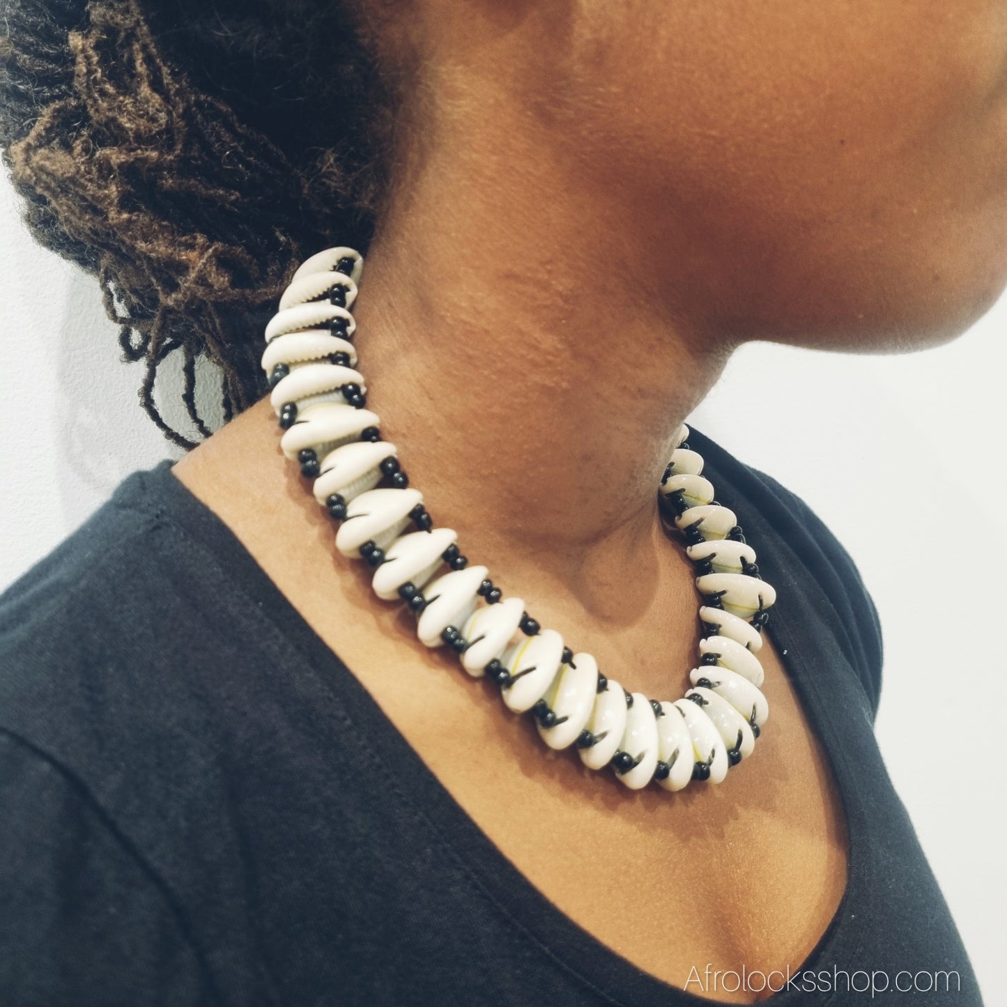 Collier en cauris naturels – fait main en Afrique du Sud – 50 cm, perles noires, fermoir crochet