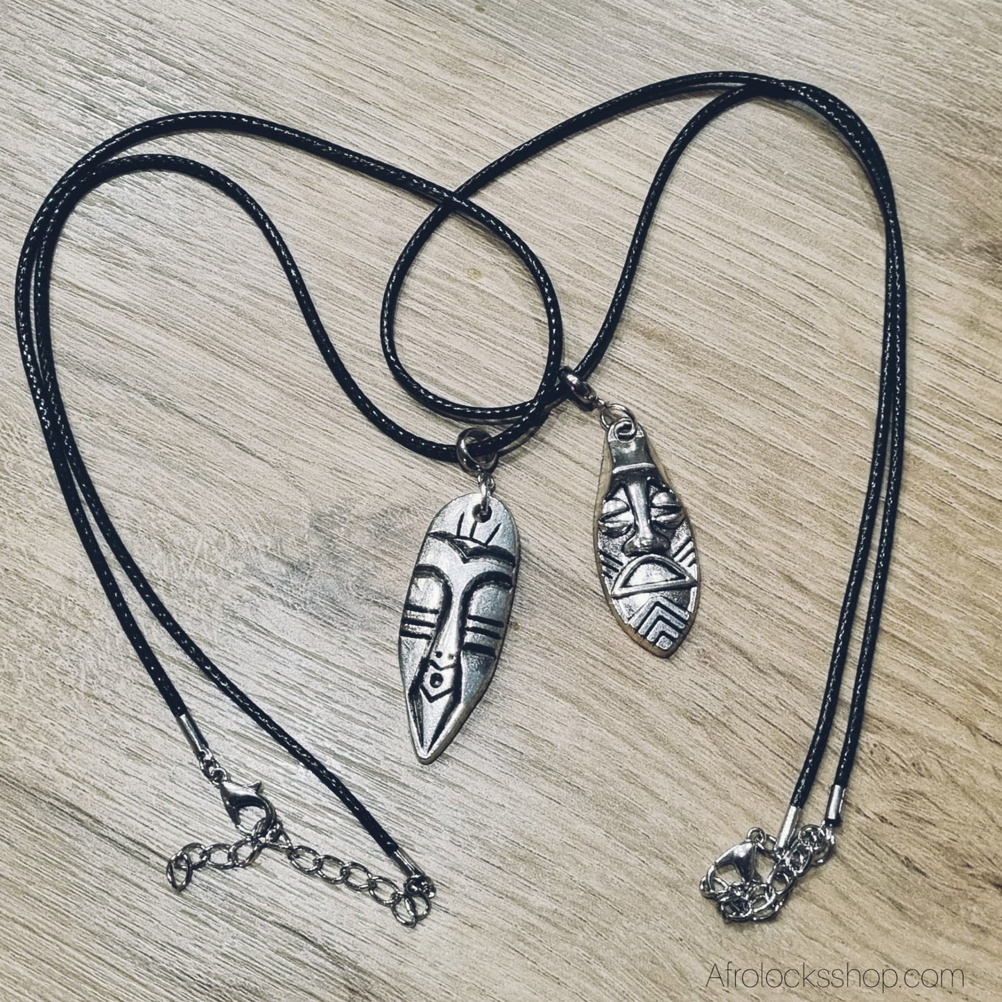 Collier “Masque Africain” – cordon fin noir, pendentif métal (2 modèles) ✨