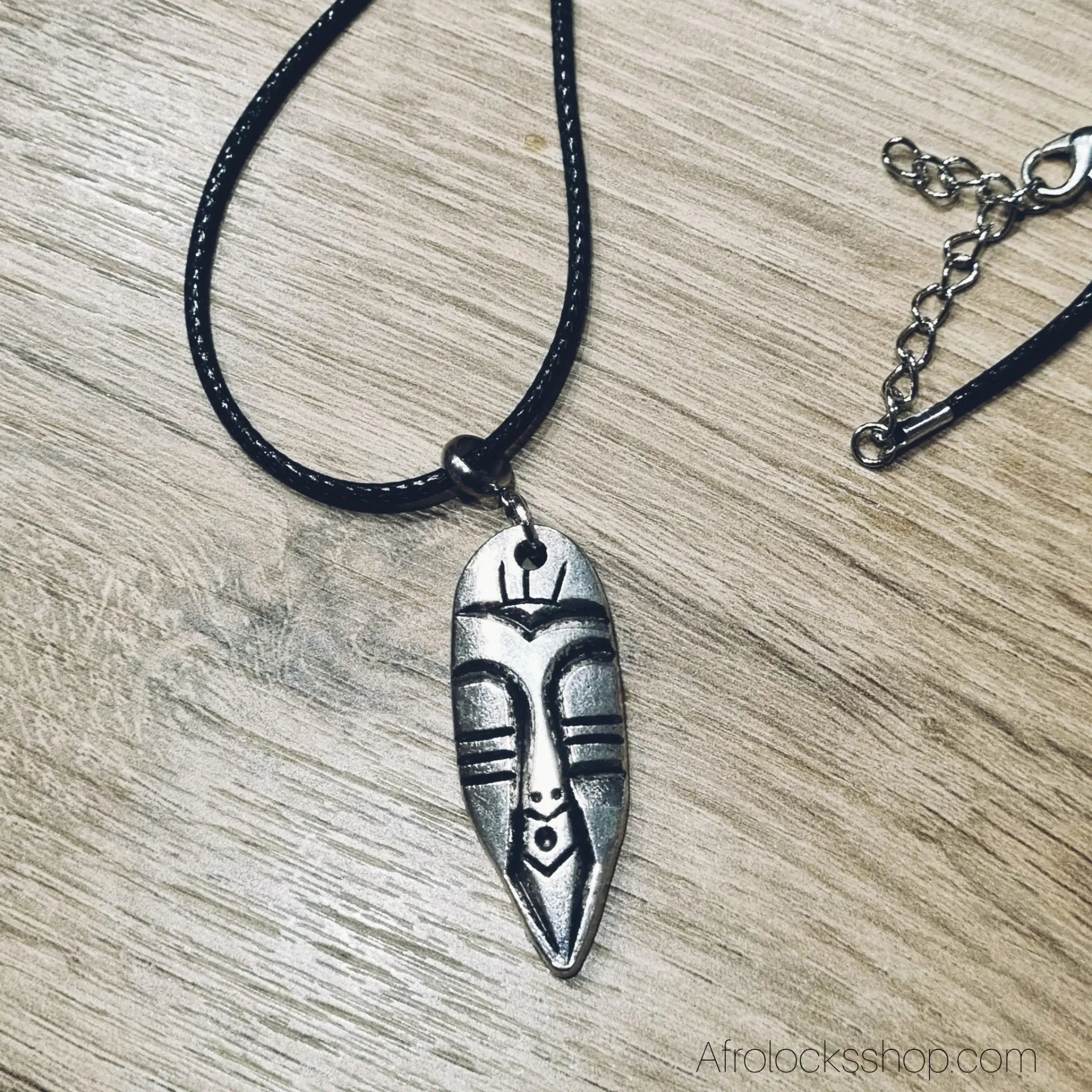 Collier_cordon_noir_masque_africain_pendentif_3 - Afro Locks Shop