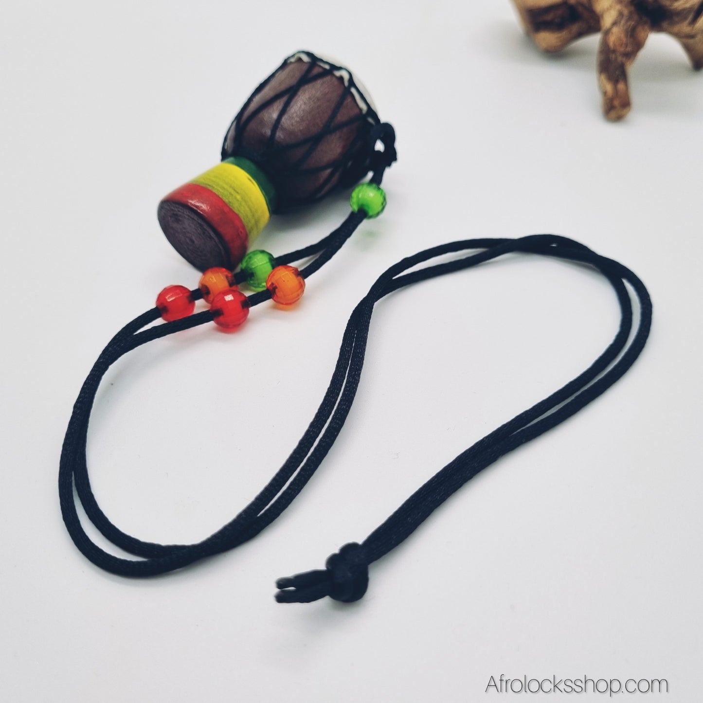 Collier djembé en bois peint – corde réglable 70 cm – pendentif 5 cm (15 g)