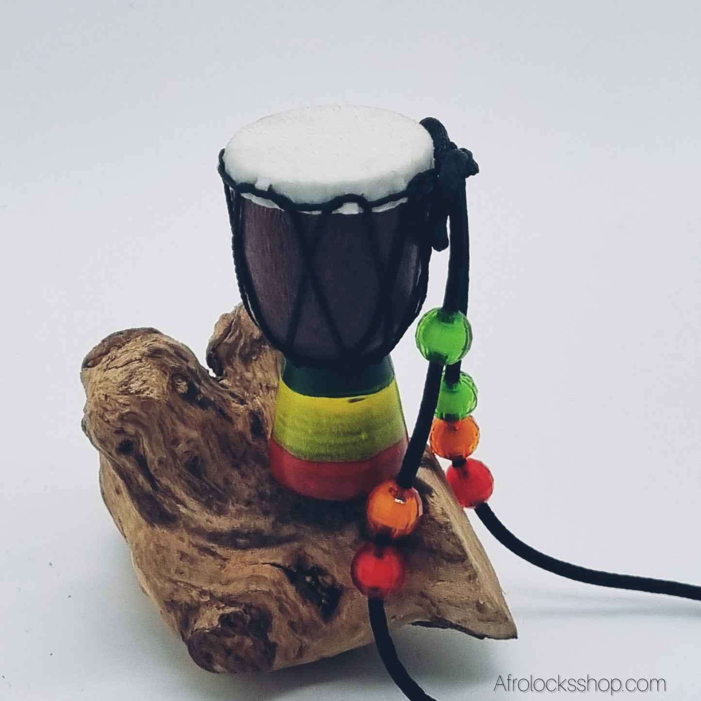 Collier djembé en bois peint – corde réglable 70 cm – pendentif 5 cm (15 g)