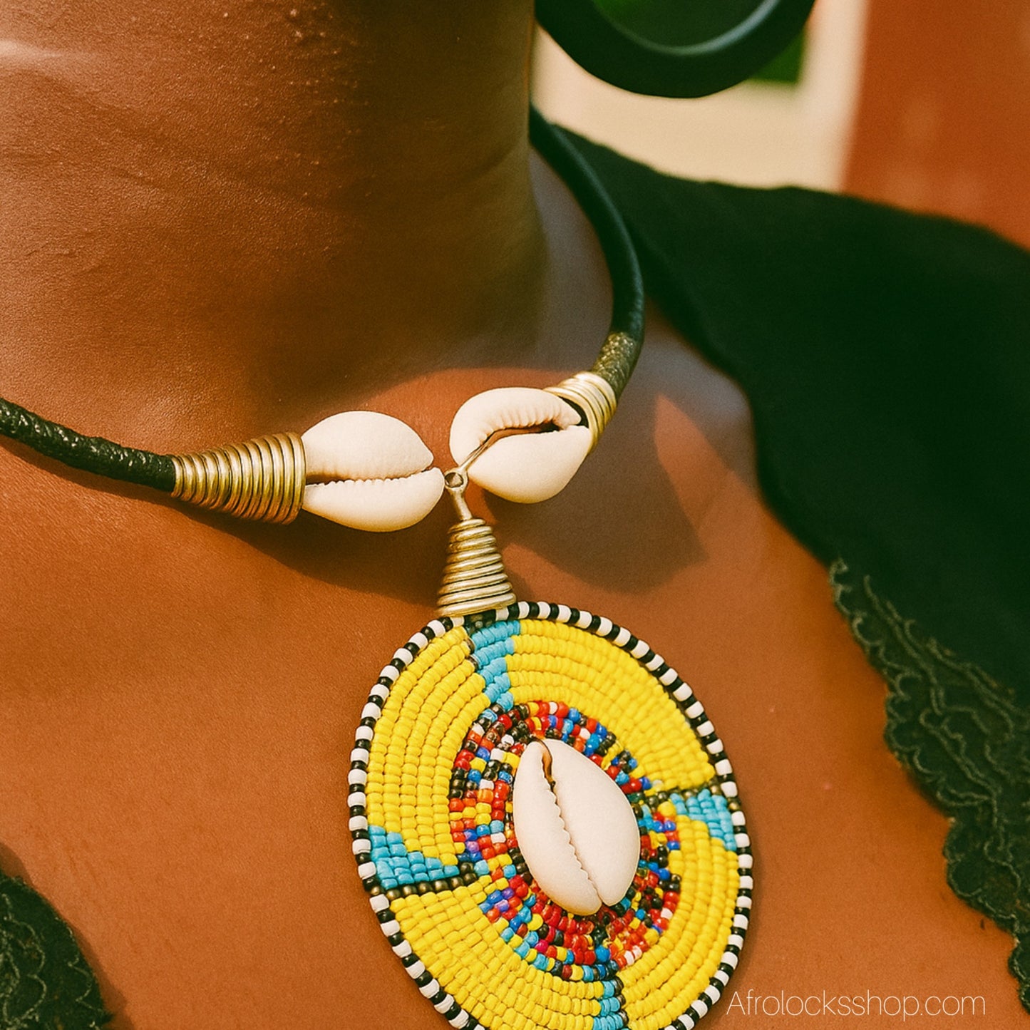 Collier ras-de-cou cuir, perles & cauris – fait main au Kenya 🇰🇪