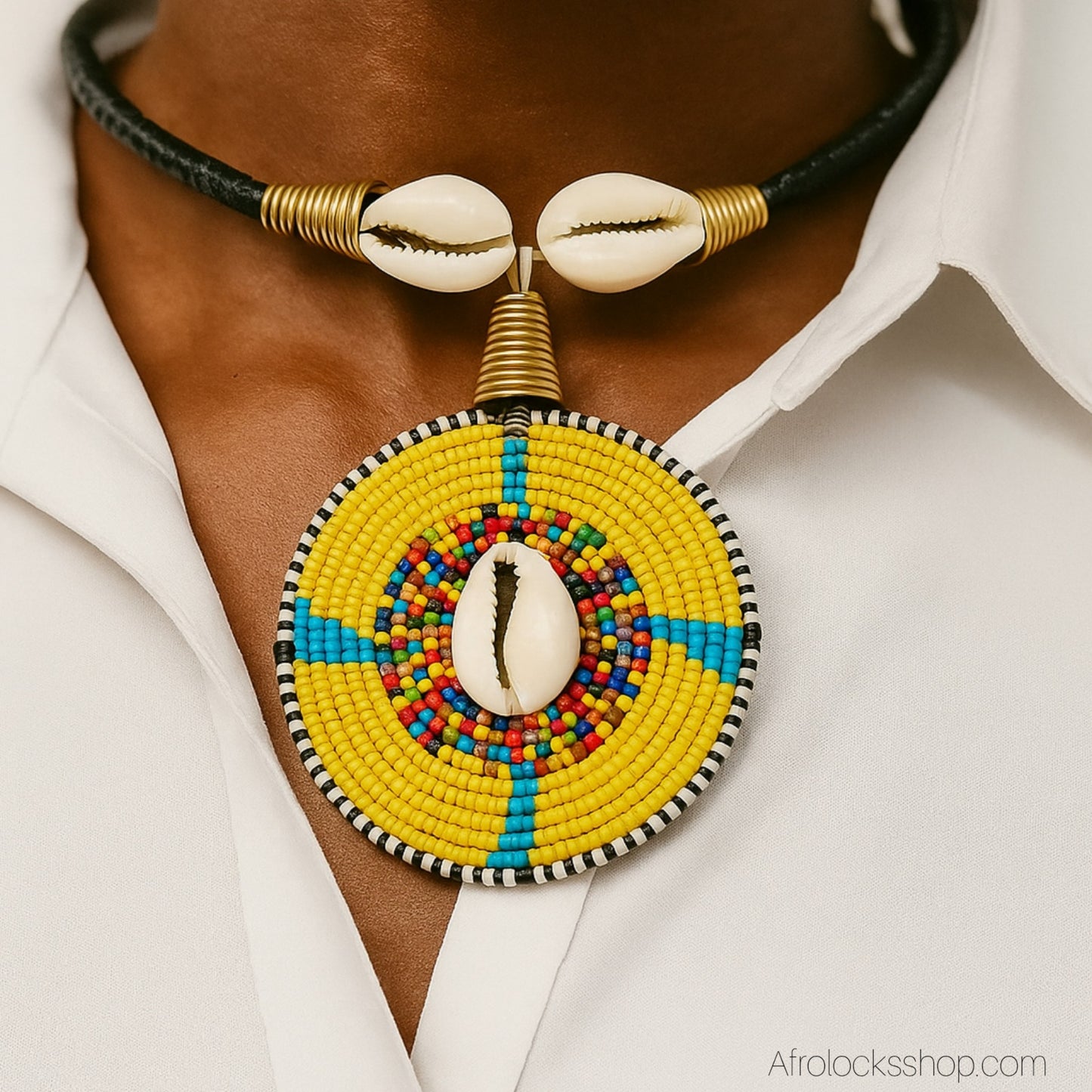 Collier ras-de-cou cuir, perles & cauris – fait main au Kenya 🇰🇪