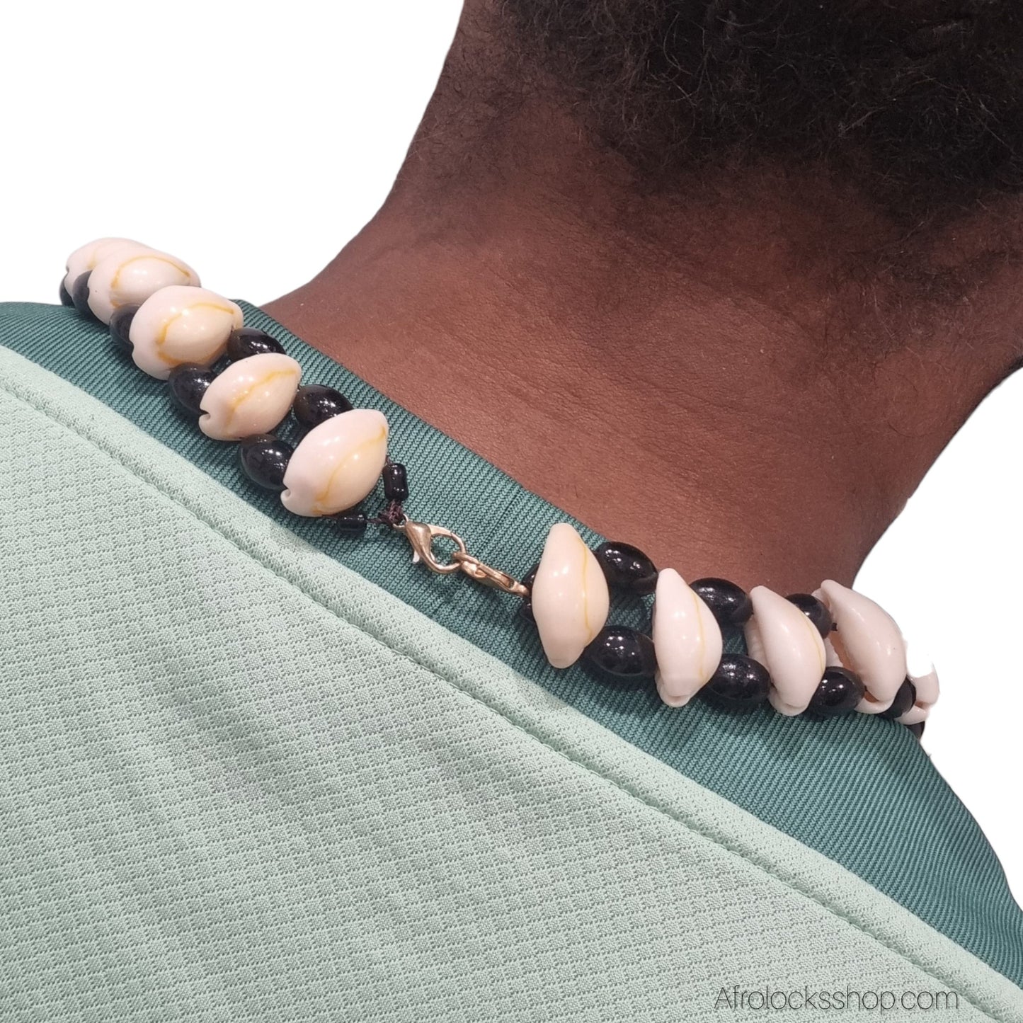 Collier en cauris naturels – artisanat Afrique du Sud – 60 cm, perles noires, fermoir crochet