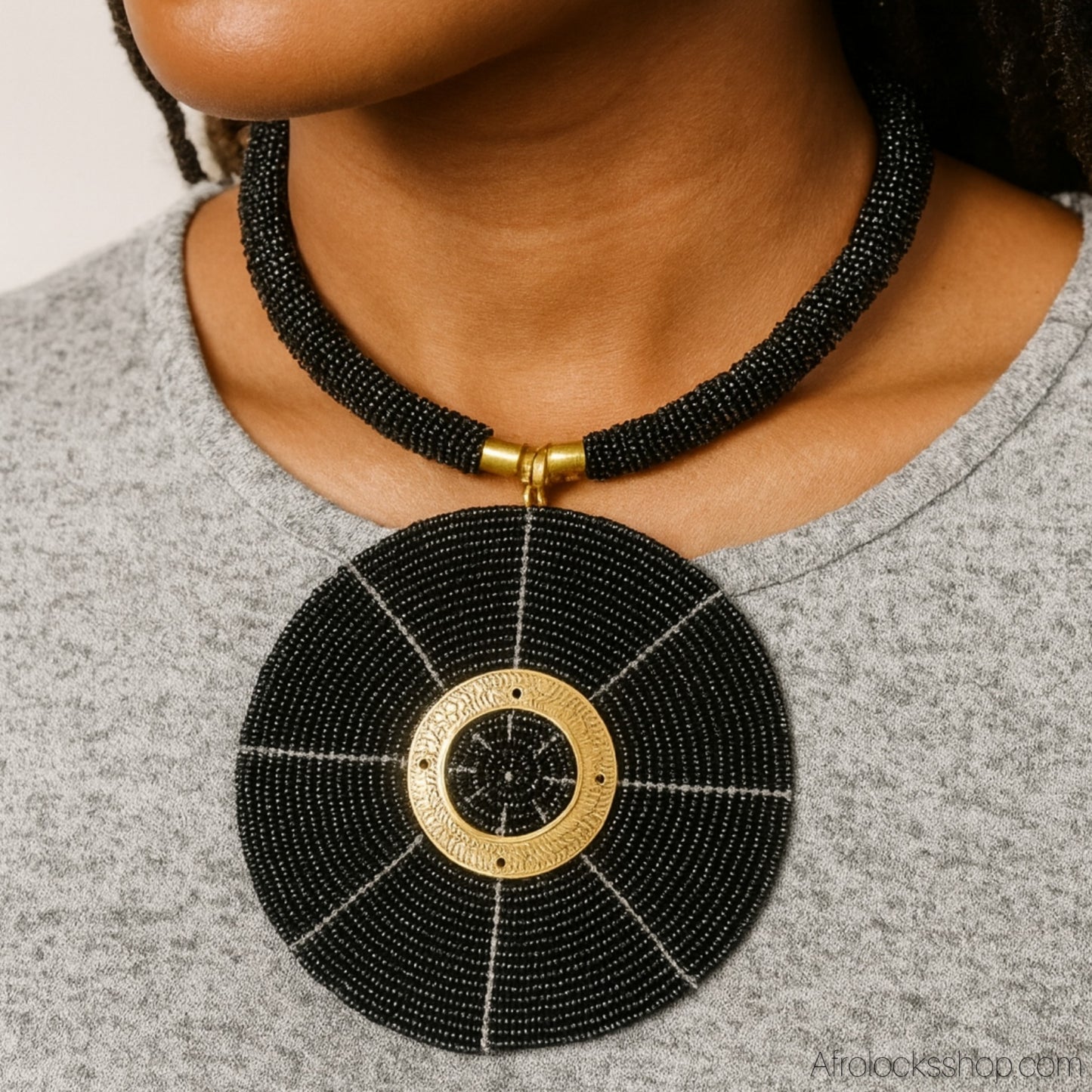 Collier disque perlé 12 cm – laiton & perles – fabrication artisanale Kenya (2 coloris)