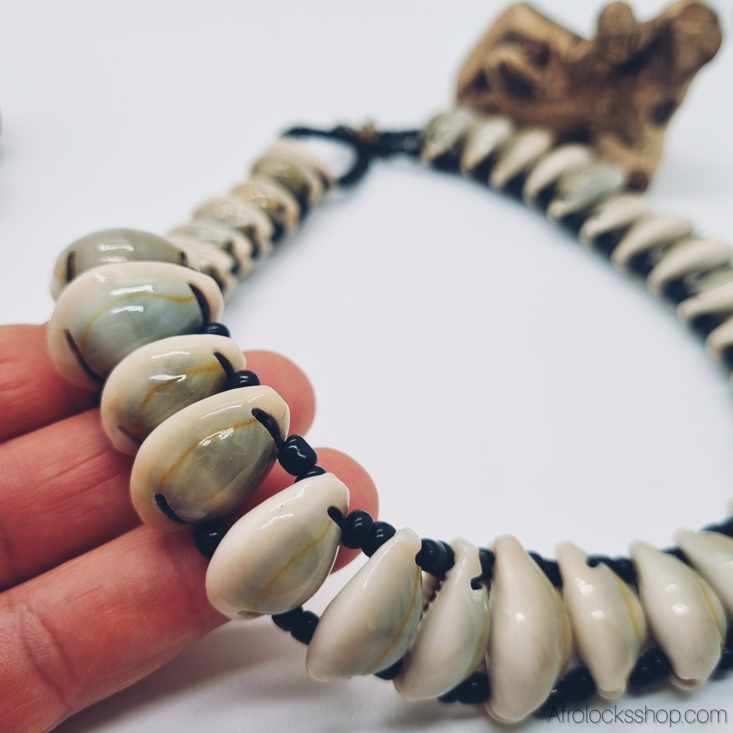 Collier en cauris naturels – fait main en Afrique du Sud – 50 cm, perles noires, fermoir crochet